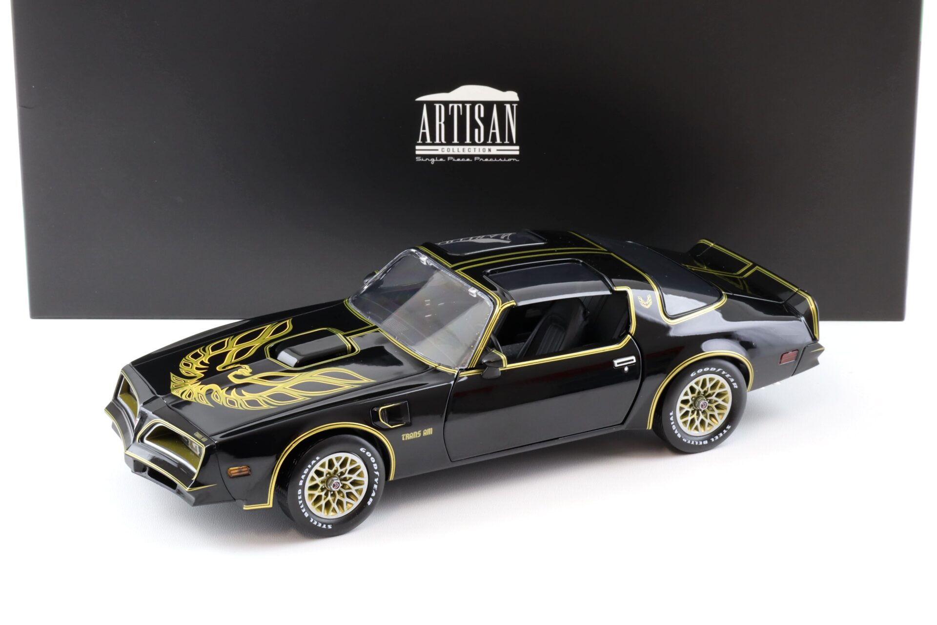 ID 100929 orig.jpg 1:18 Greenlight Artisan 1977 Pontiac Firebird Trans Am Coupe black/ gold