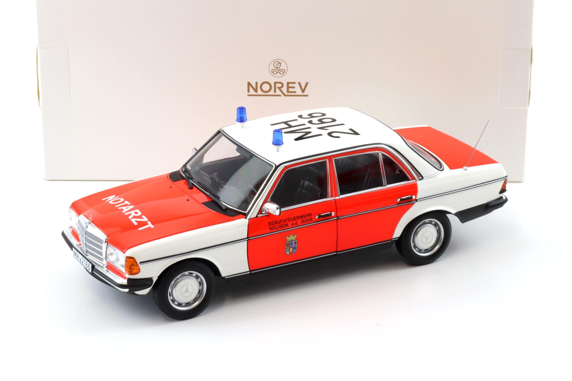 ID 101394 orig.jpg 1:18 Norev Mercedes 200 W123 Limousine Notarzt Ambulance 1984