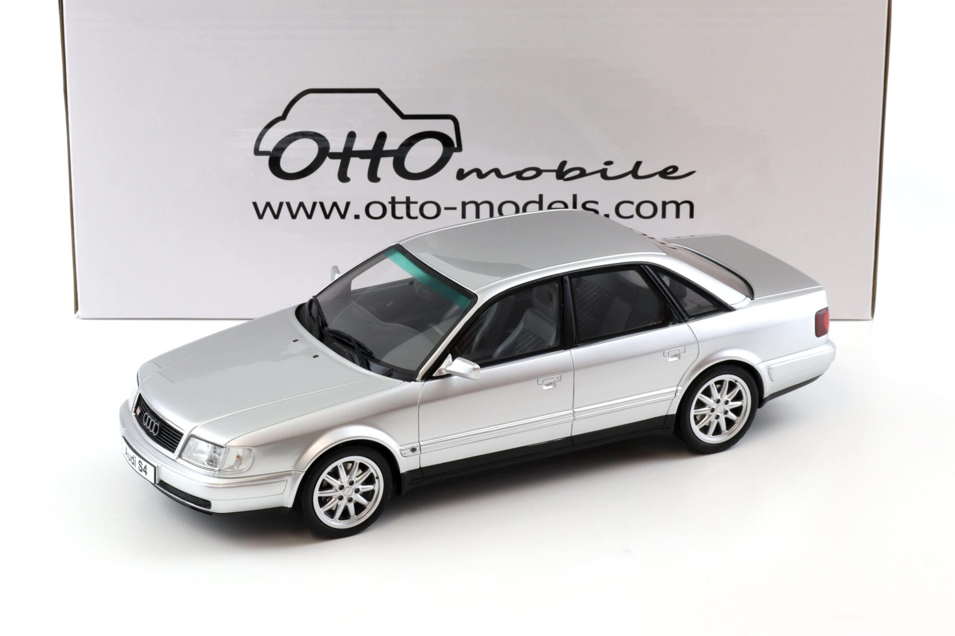 ID 102007 orig.jpg 1:18 OTTO mobile OT464 Audi S4 (C4) 4.2 V8 Limousine Crystal silver 1993