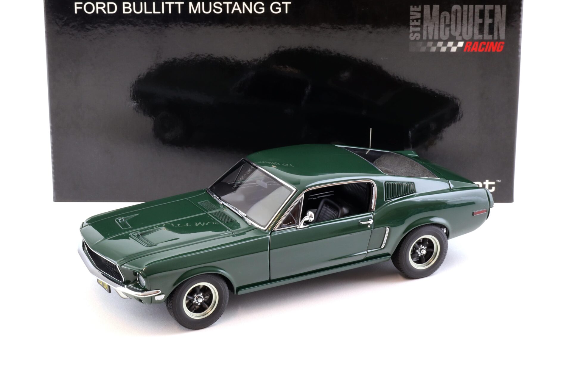 ID 102772 orig.jpg 1:18 AUTOart Ford Mustang GT BULLITT 1968 Steve McQueen Version green 72813