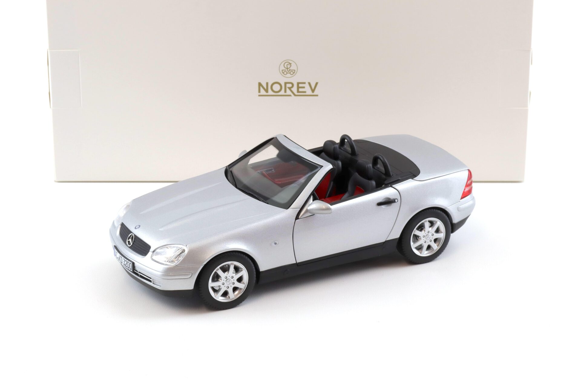 ID 103095 orig.jpg 1:18 Norev Mercedes SLK 1996 R170 Brilliant silver 183020