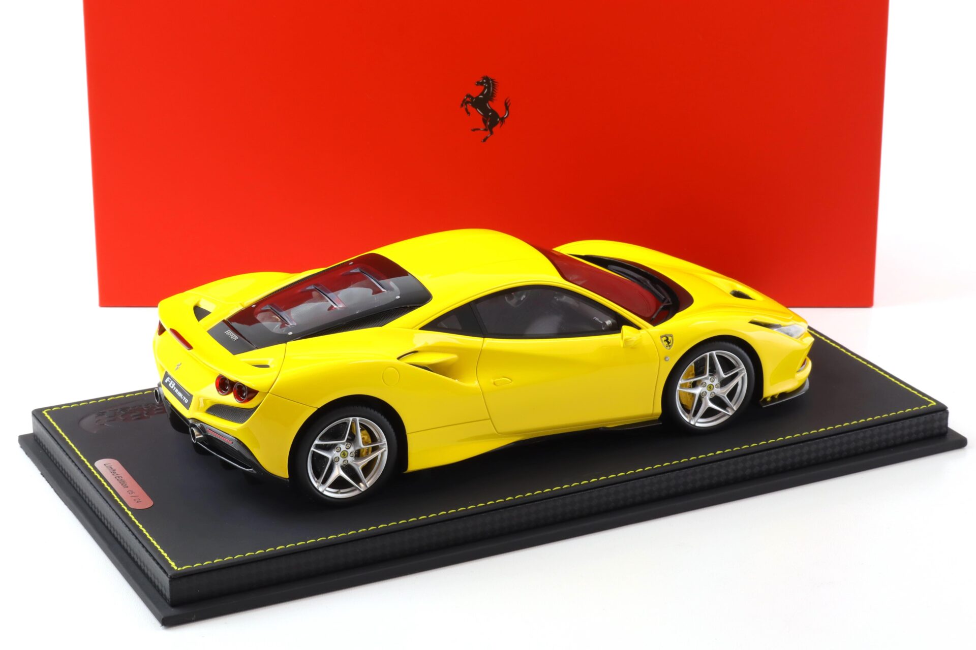 1:18 BBR Ferrari F8 Tributo Giallo Modena with display - Limited 24 pcs.