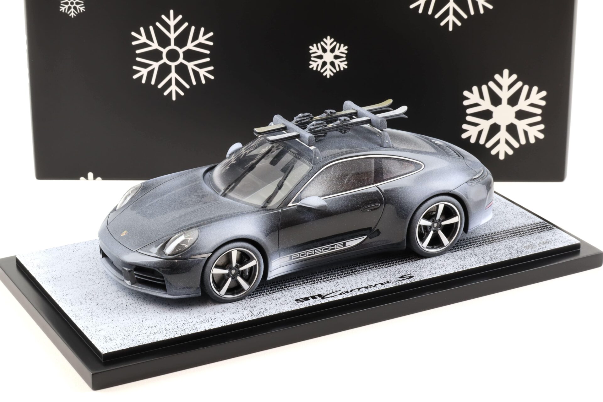 1:18 Spark Porsche 911 992.2 Carrera XMas with Ski viola metallic WAP DEALER