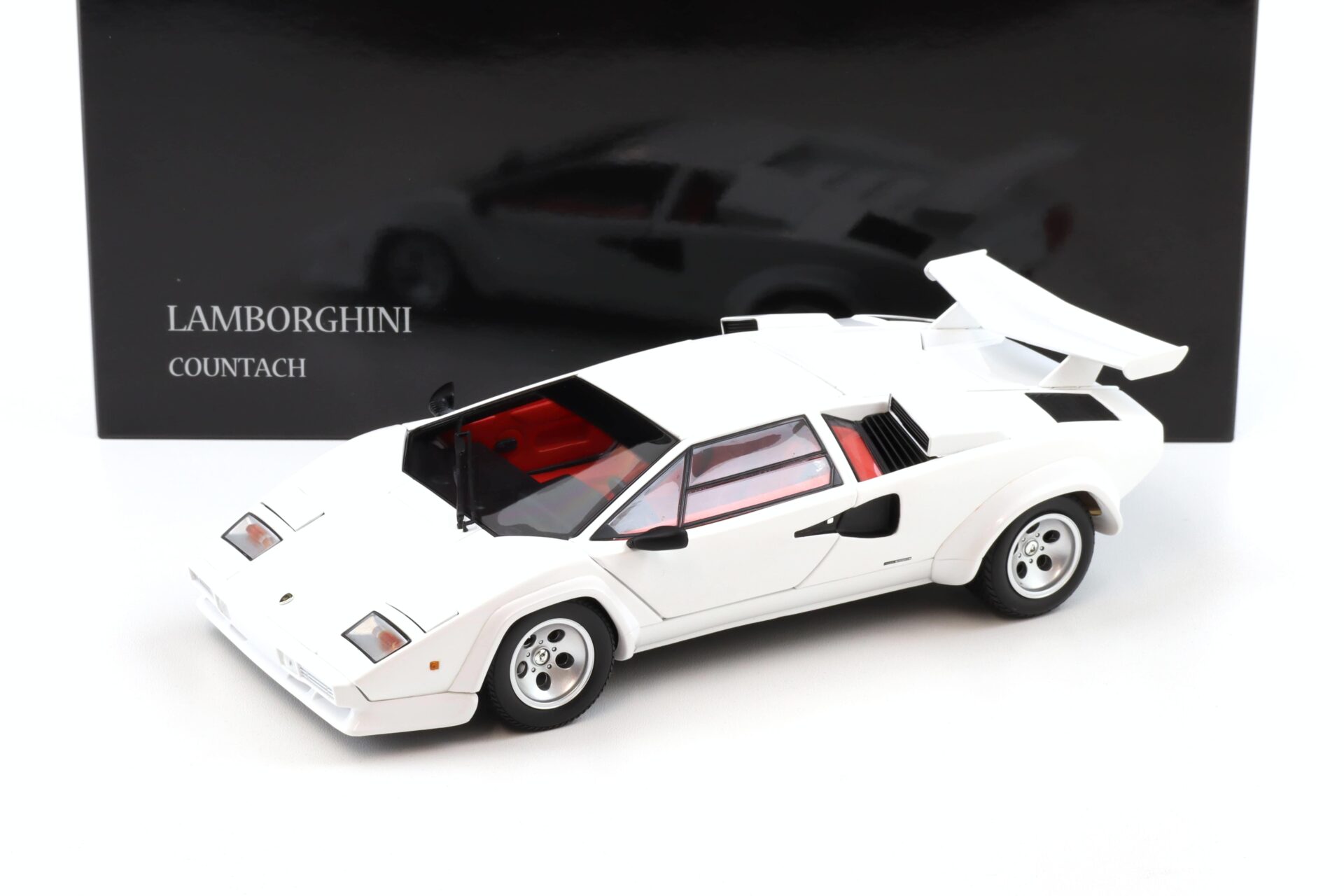 ID 104141 orig 1.jpg 1:18 Kyosho Lamborghini Countach LP500S white 08320E