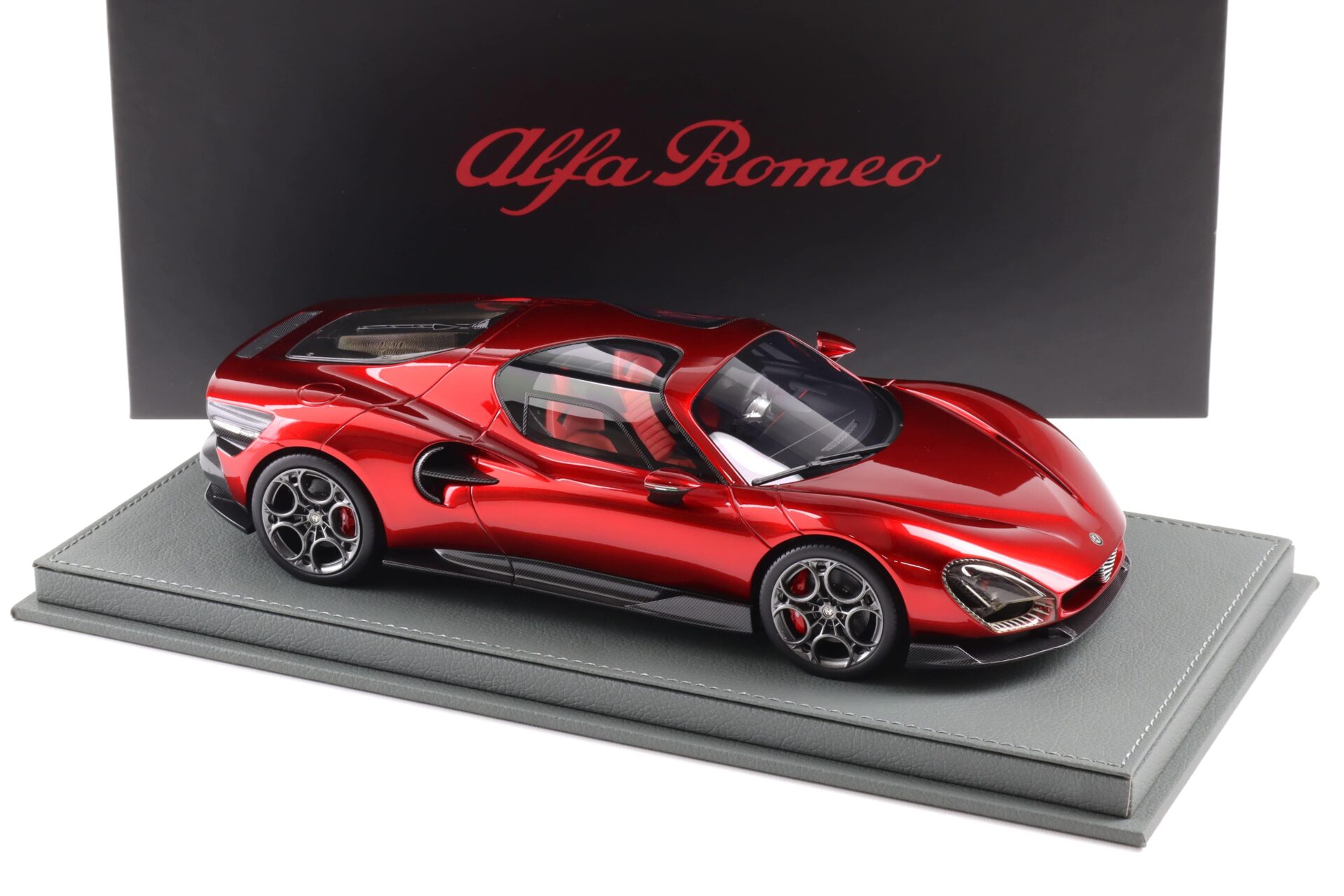 1:18 BBR Alfa Romeo 33 Stradale Rosso Villa dÂ´Este red metallic - Limited 333 pcs.