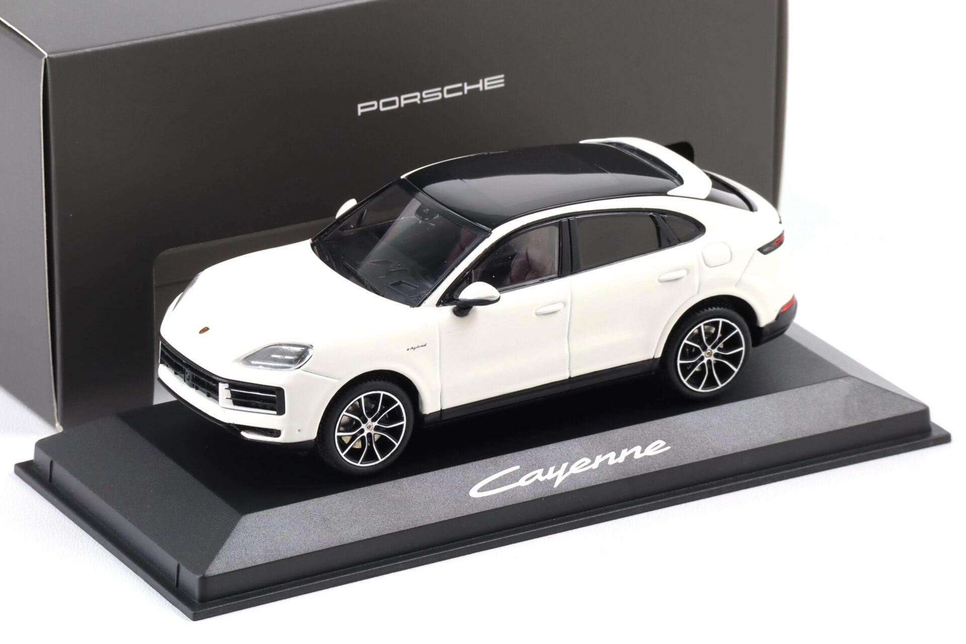 ID 104724 orig.jpg 1:43 Solido Porsche Cayenne E-Hybrid Coupe (E3 II) Carrera white WAP DEALER