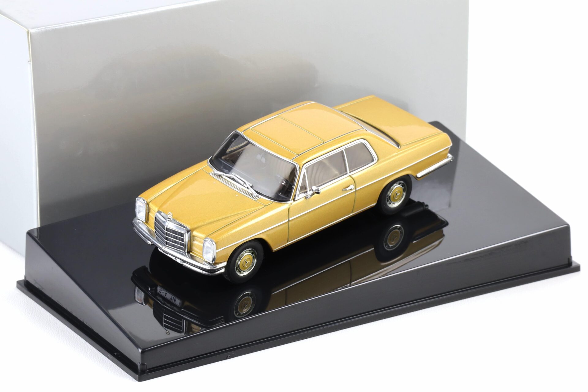 ID 104765 orig.jpg 1:43 AUTOart Mercedes 280C /8 Coupe gold metallic DEALER VERSION