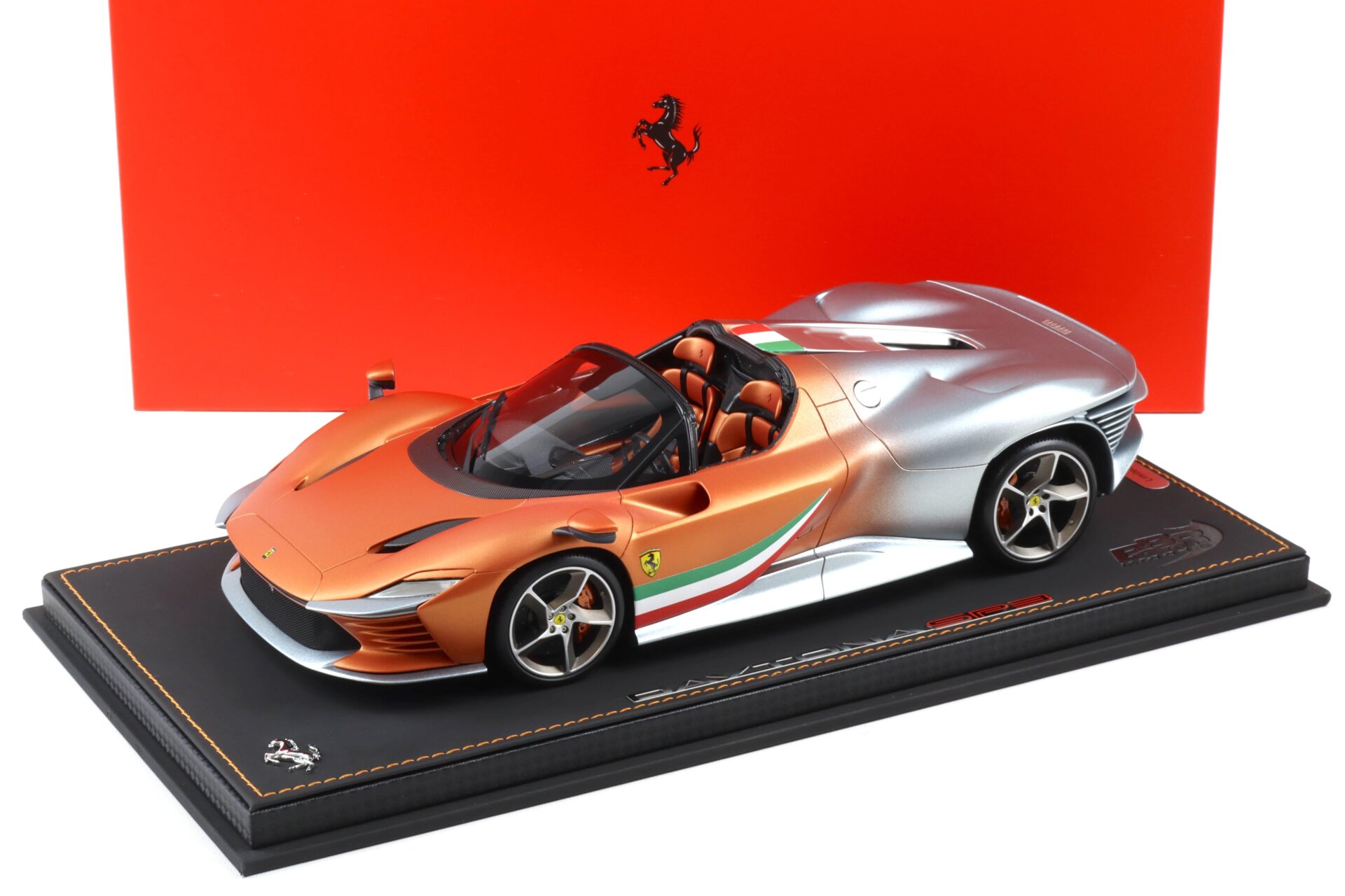 ID 105179 orig.jpg 1:18 BBR Ferrari Daytona SP3 Seat orange/ Titanium grey with Showcase