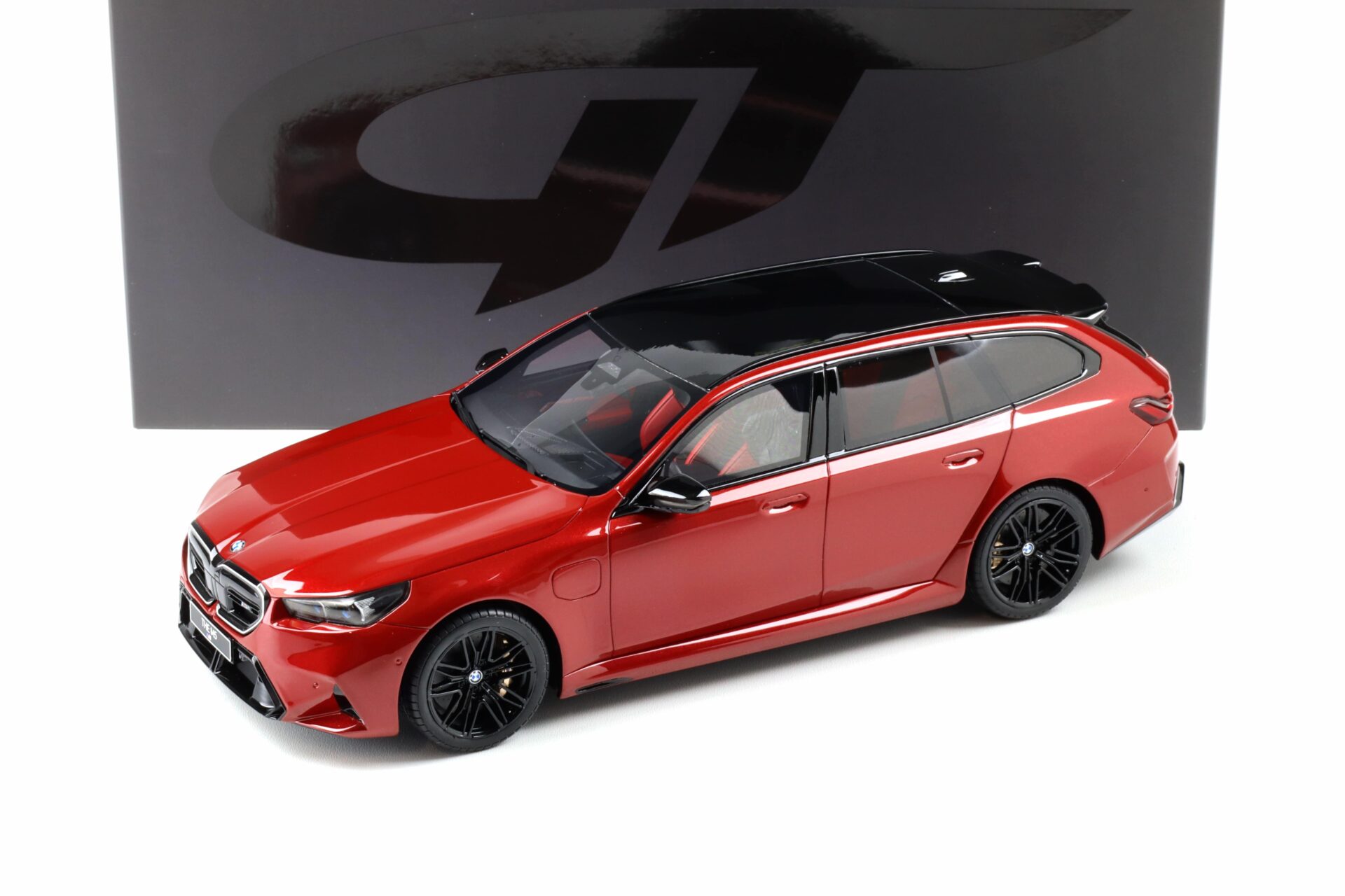 ID 105280 orig.jpg 1:18 GT Spirit GT964 BMW M5 (G90) Touring 2025 fire red metallic