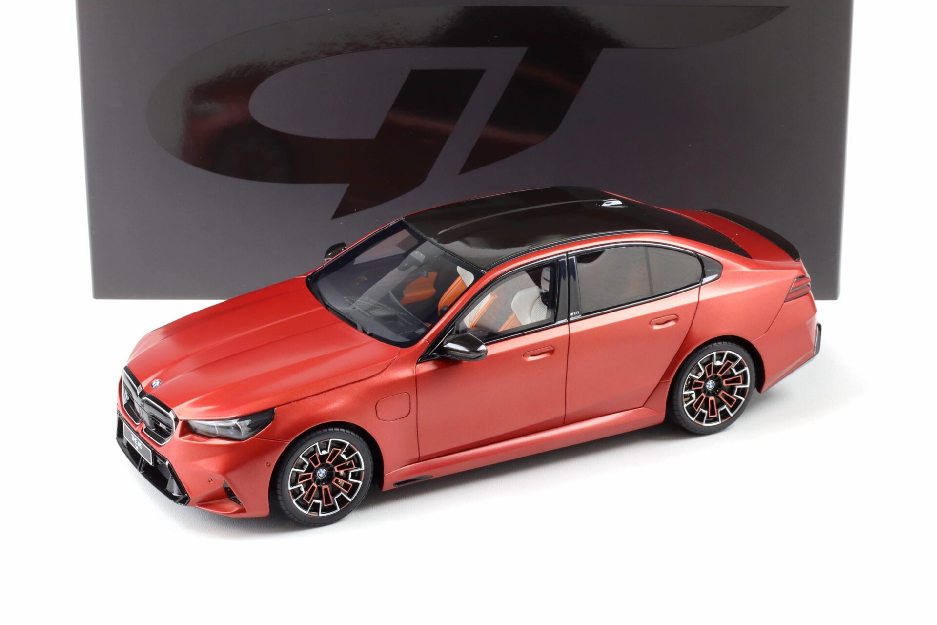 ID 105292 orig.jpg 1:18 GT Spirit GT966 BMW M5 (G90) Limousine 2025 Pebble Beach frozen orange metallic