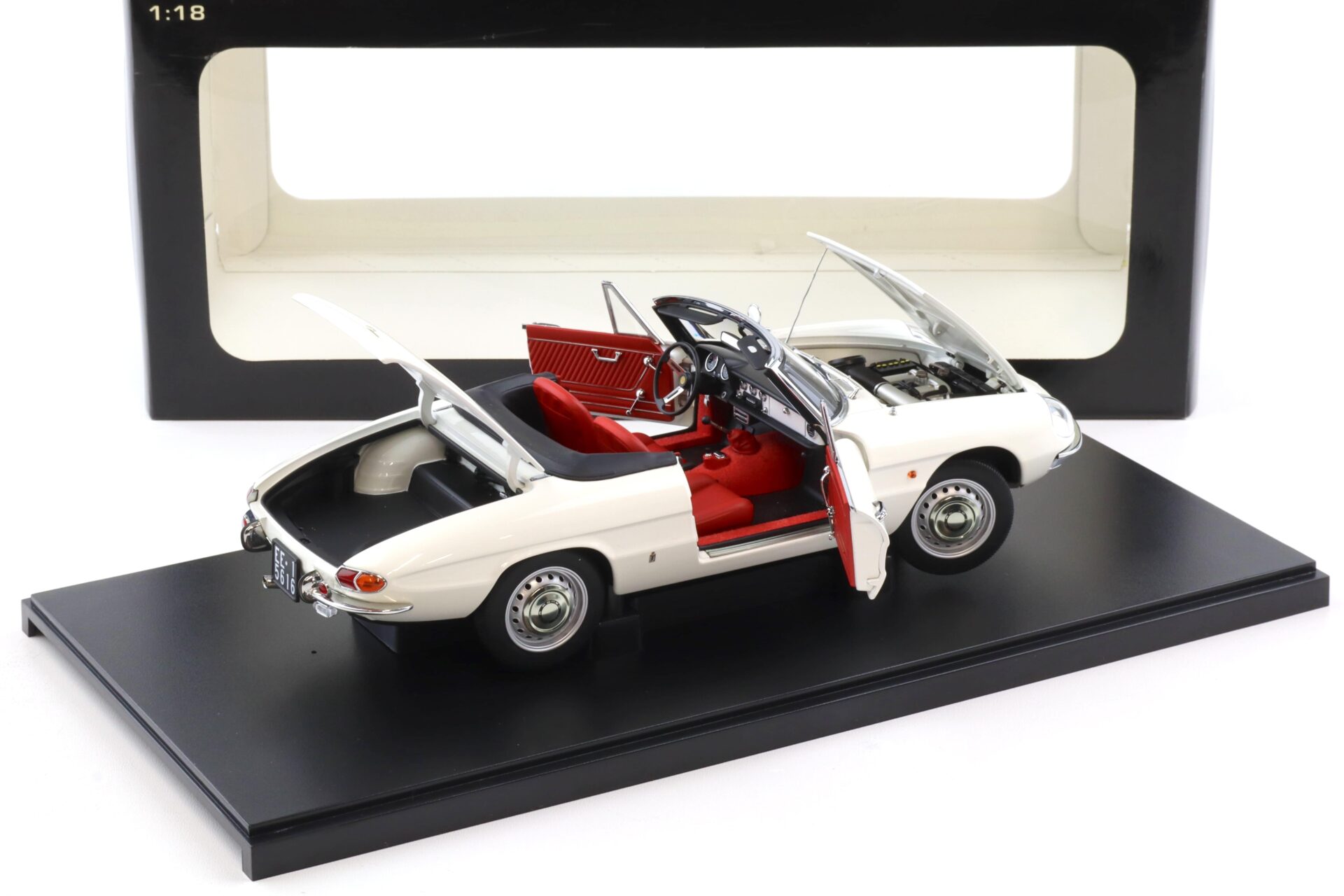 1:18 AUTOart Alfa Romeo 1600 Duetto Spider white Diecast