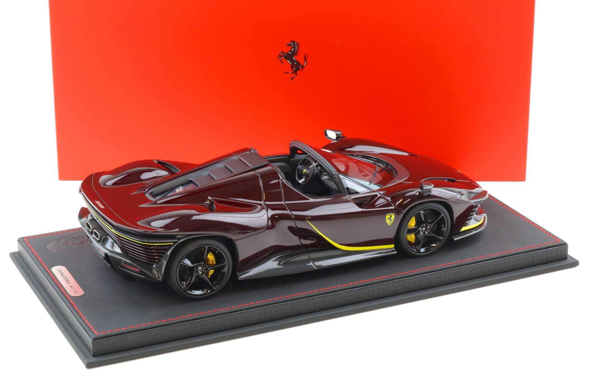 1:18 BBR Ferrari SP3 Daytona tetto aperto Rosso Rubino/ yellow - Limited 79 pcs.
