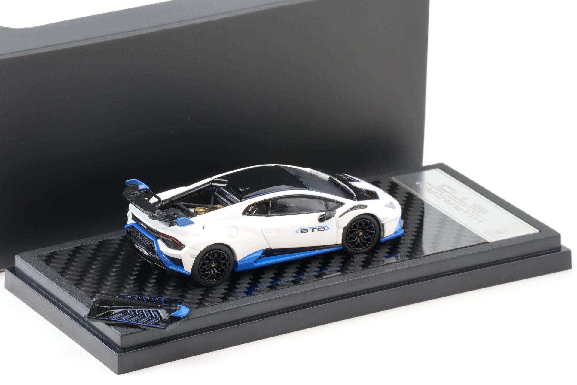 1:64 LCD Models Lamborghini Huracan STO Coupe white/ blue LCD64043-WH