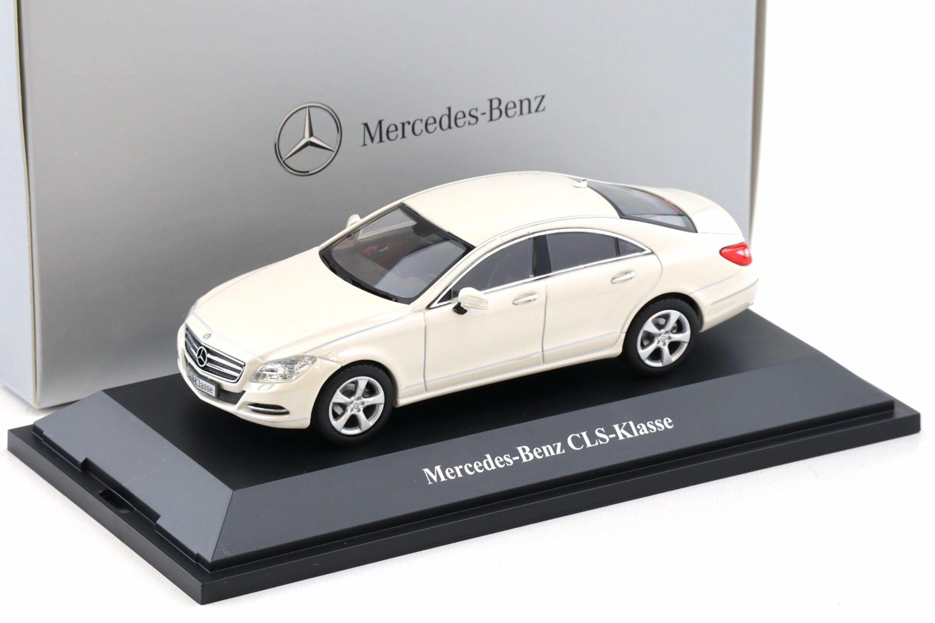 ID 108021 orig.jpg 1:43 Norev Mercedes CLS Klasse C218 diamond white 2011 DEALER VERSION