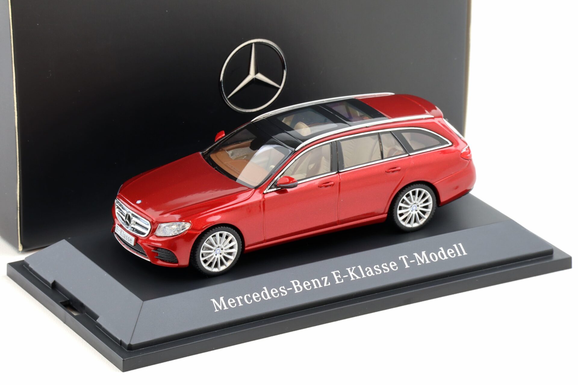 ID 108078 orig.jpg 1:43 Kyosho Mercedes E-Klasse T-Modell S216 designo hyacinth red DEALER VERSION