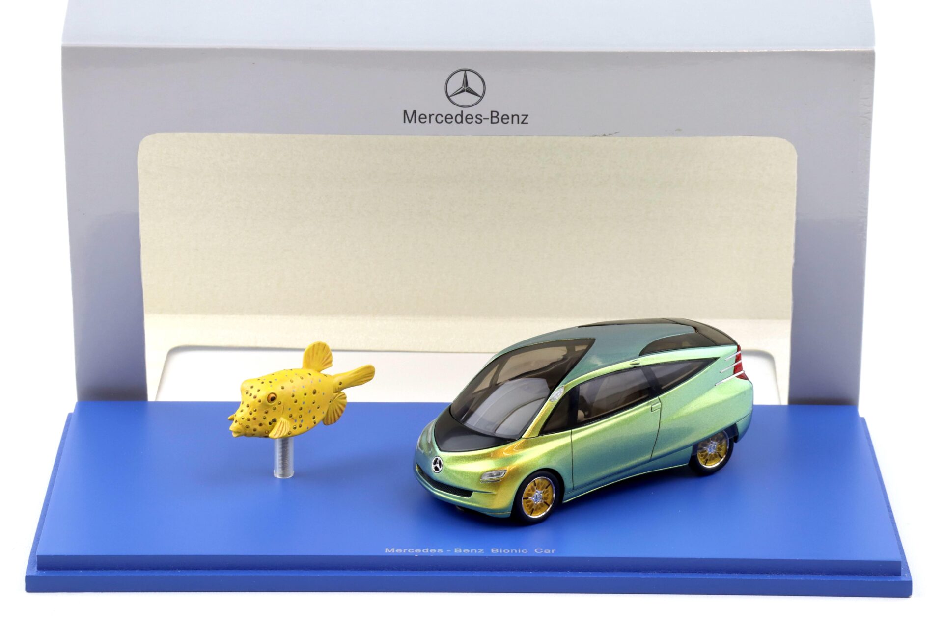 ID 108101 orig.jpg 1:43 Spark Mercedes Bionic Car with Fish Set 2007 Classic Collection