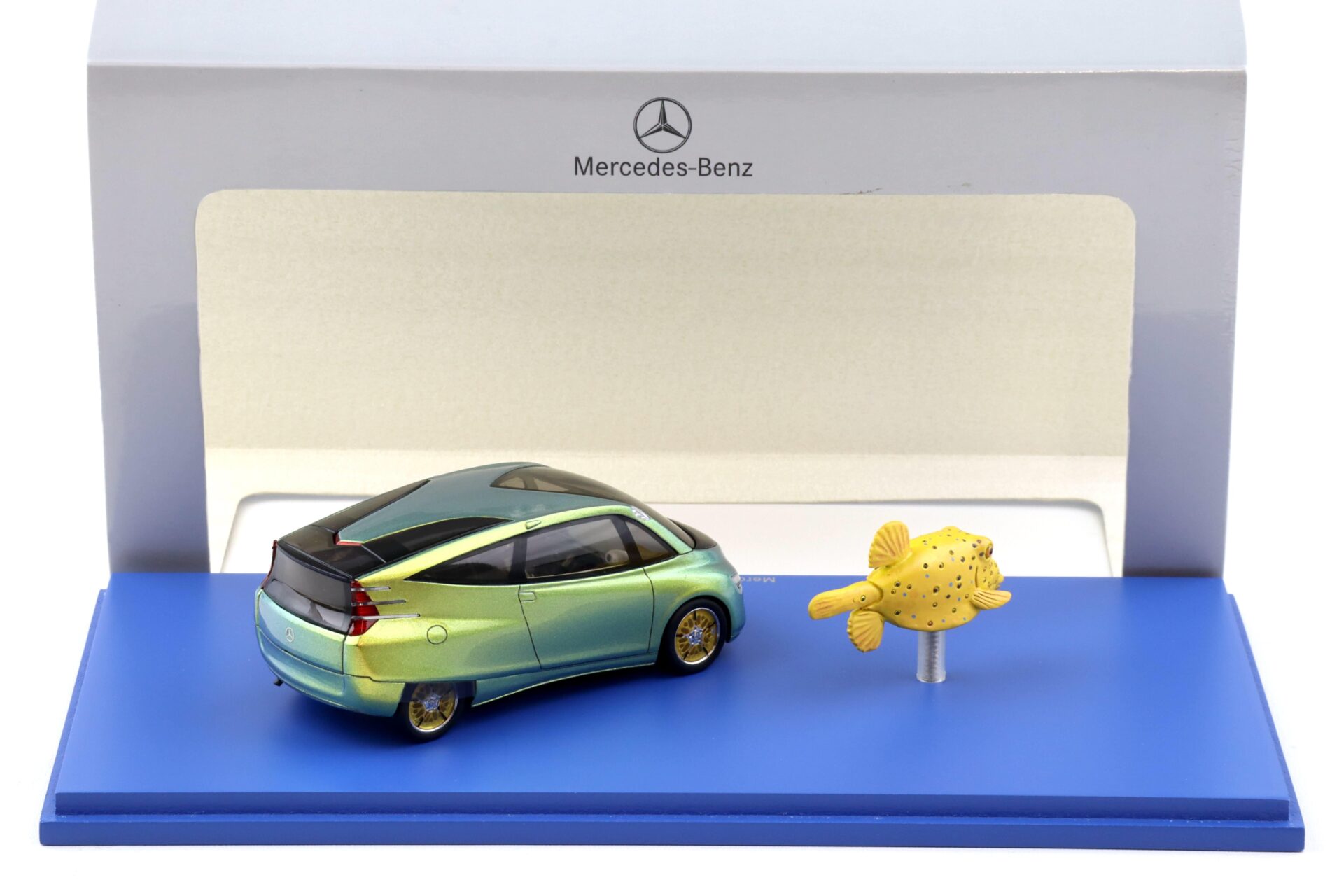 1:43 Spark Mercedes Bionic Car with Fish Set 2007 Classic Collection