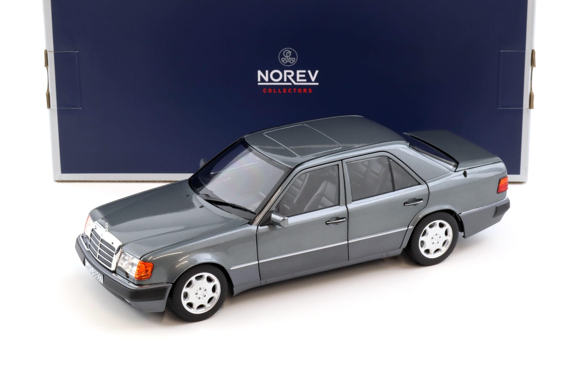 ID 108337 orig.jpg 1:18 Norev Mercedes 500 E W124 5.0 V8 Limousine 1990 pearl grey metallic