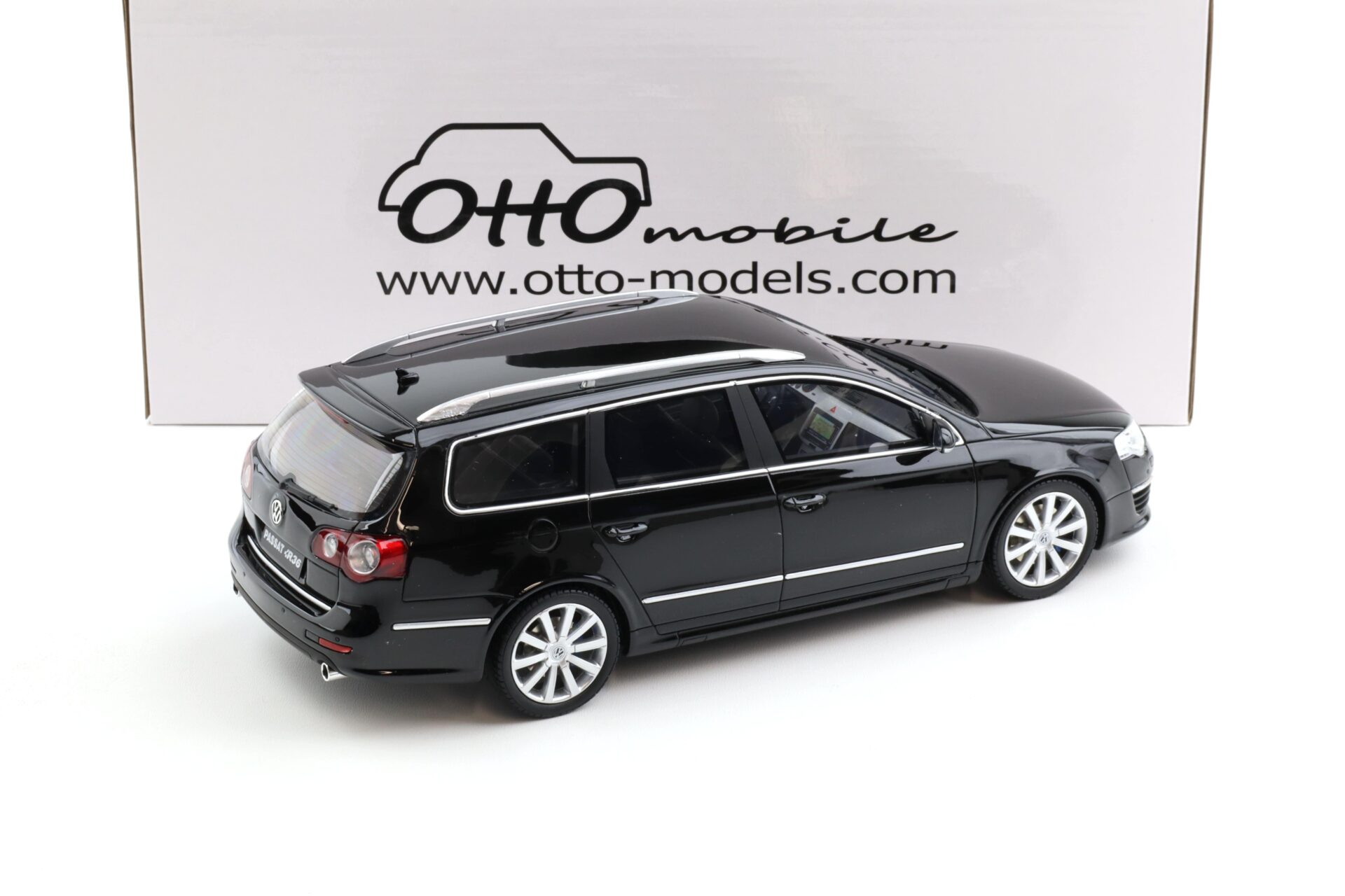 1:18 OTTO mobile OT938 VW Passat R36 Variant B6 deep black pearl 2008