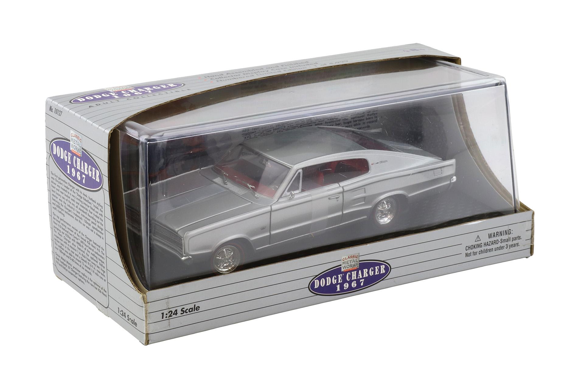 ID 110648 orig.jpg 1:24 Classic Metal Works 1967 Dodge Charger silver metallic with Showcase