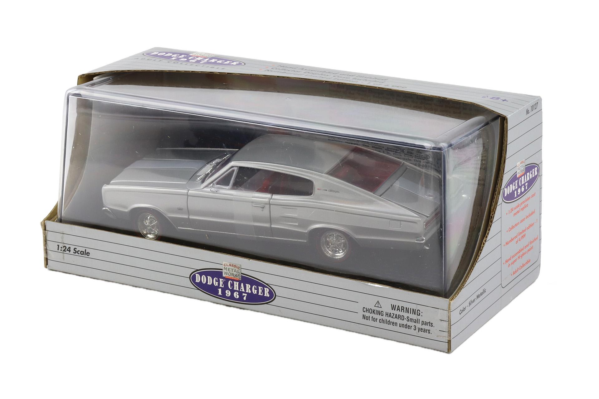 1:24 Classic Metal Works 1967 Dodge Charger silver metallic with Showcase