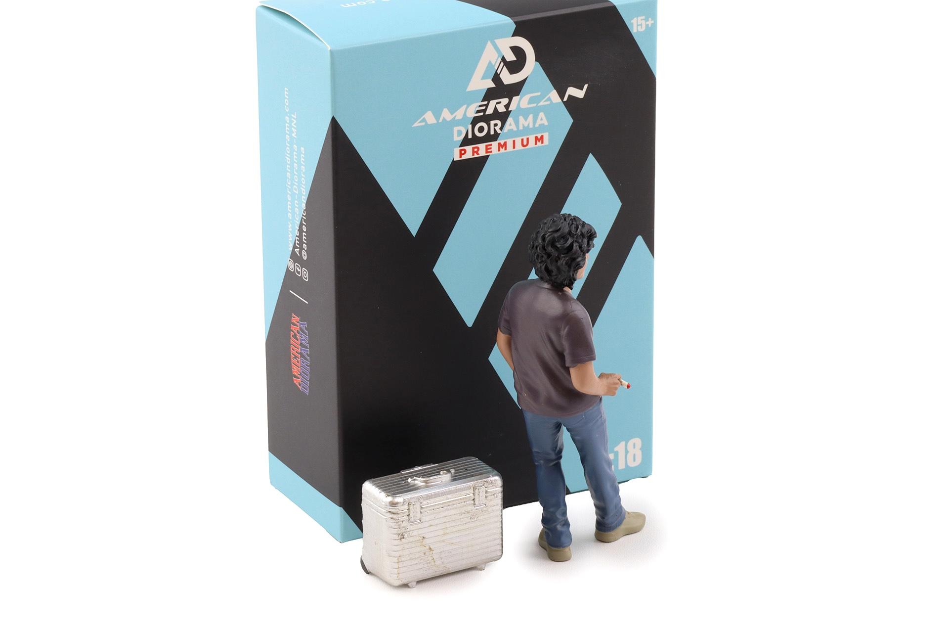 1:18 American Diorama Figur RWB Legend Akira Nakai-San mit Koffer