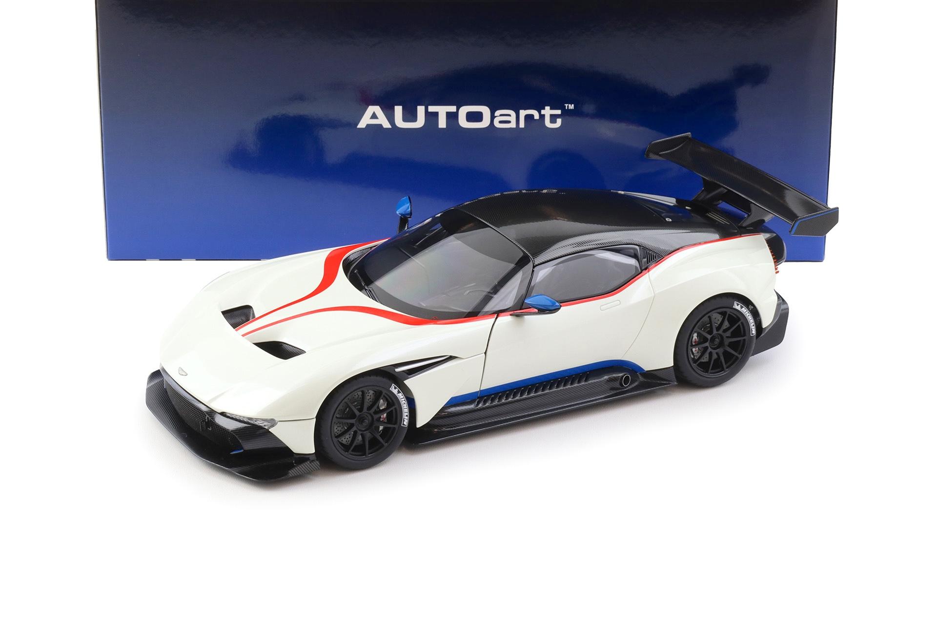 1:18 AUTOart Aston Martin Vulcan 2015 Stratus white/ blue and red stripes 70261