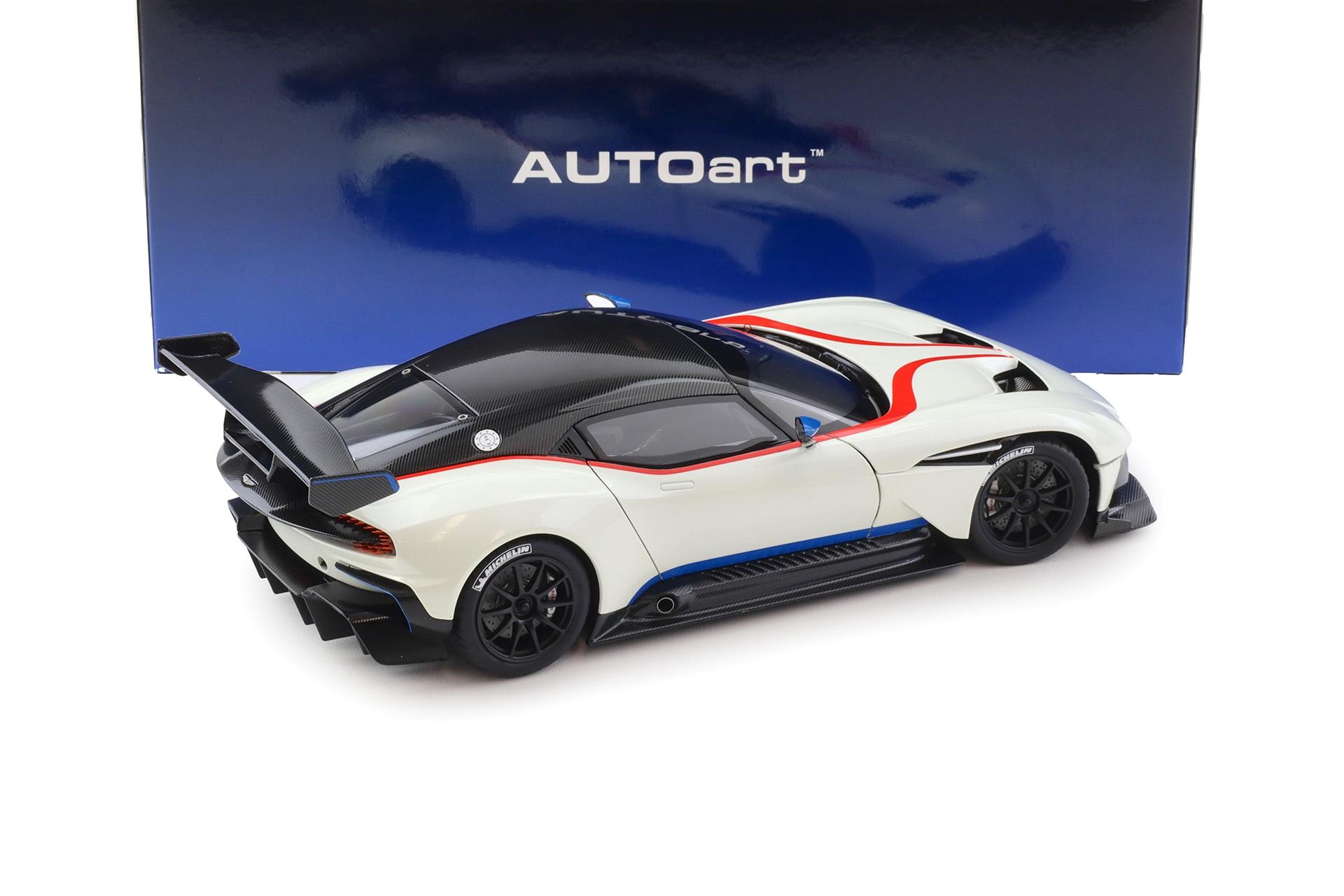 1:18 AUTOart Aston Martin Vulcan 2015 Stratus white/ blue and red stripes 70261
