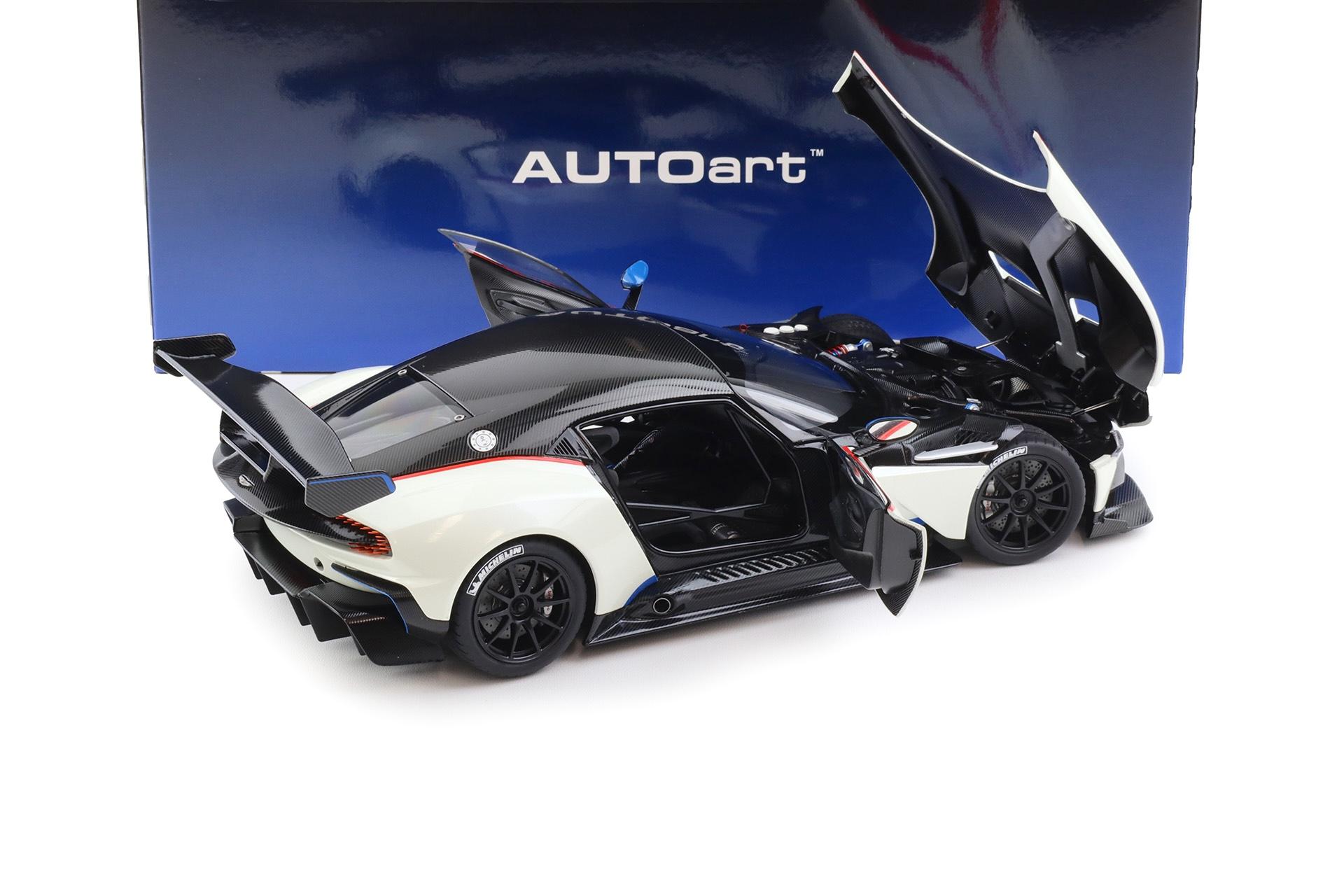 1:18 AUTOart Aston Martin Vulcan 2015 Stratus white/ blue and red stripes 70261