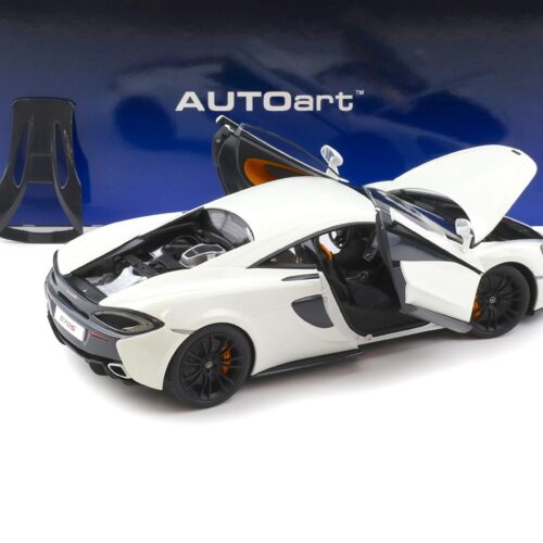 1:18 AUTOart McLaren 570S Coupe 2016 white/ black accents 76041 - Image 4