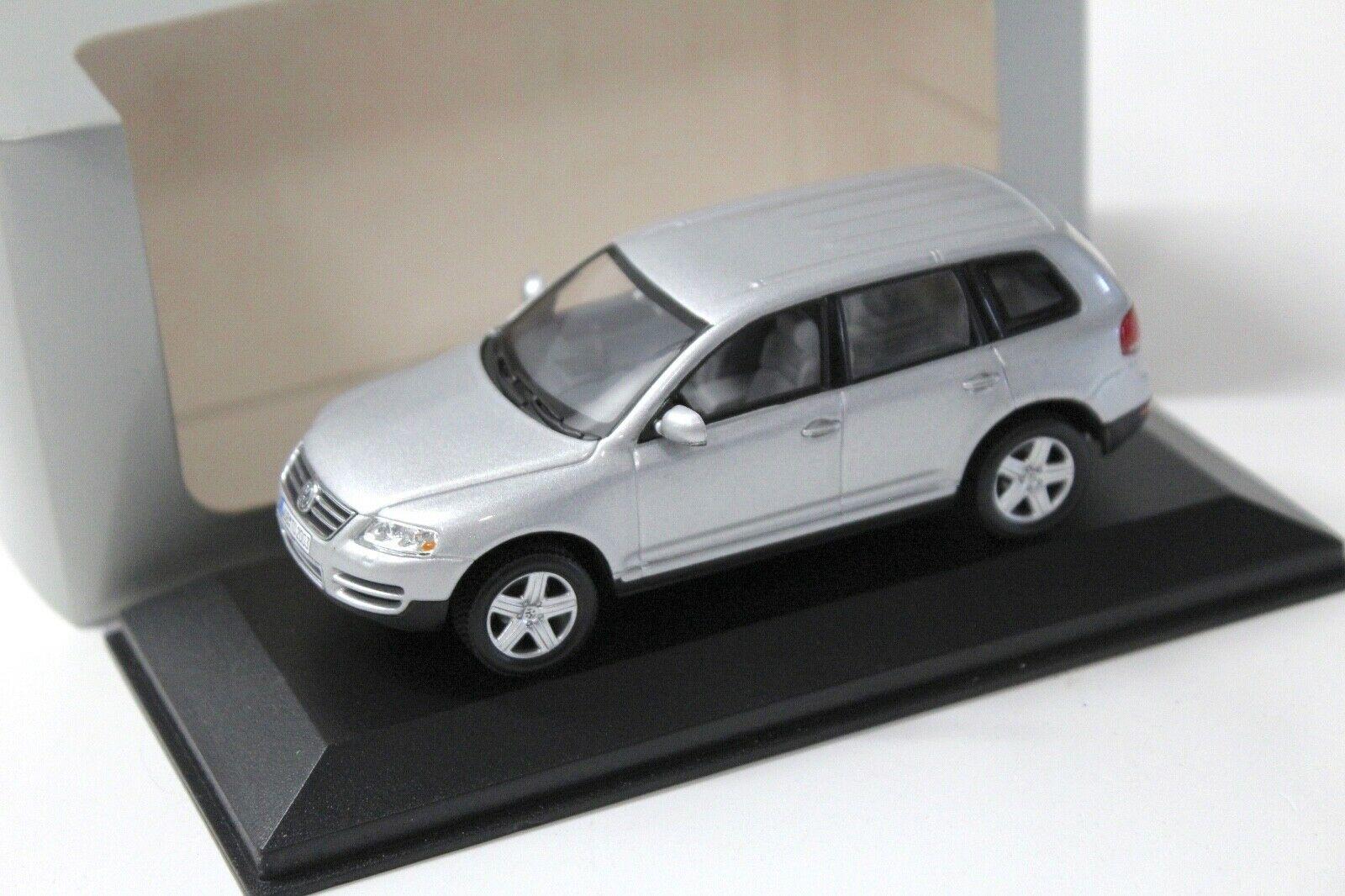 ID 33805 orig.jpg 1:43 Minichamps VW Touareg silver DEALER VERSION
