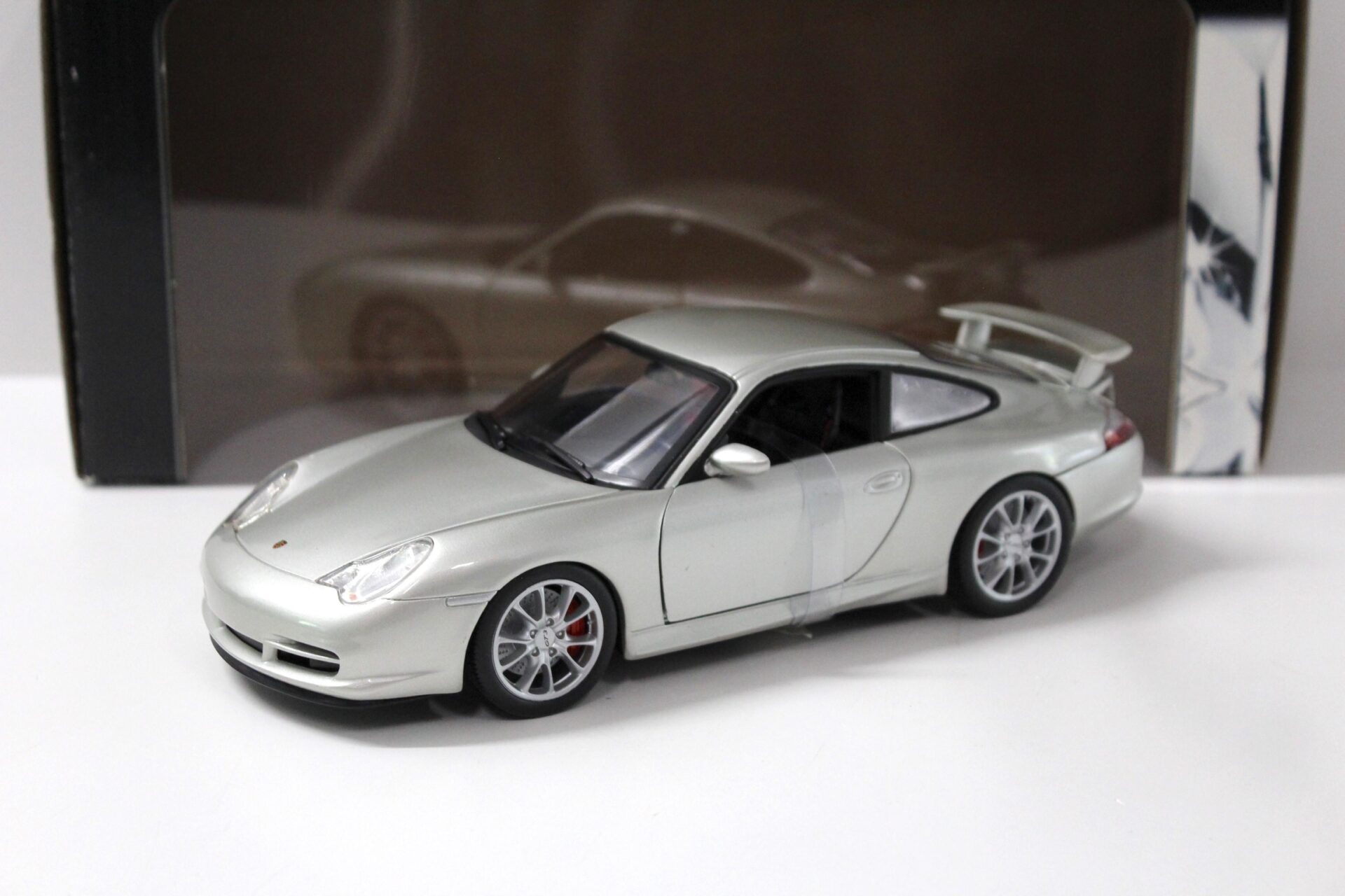 ID 34451 orig.jpg 1:18 Hot Wheels Porsche 911 996 GT3 Street silver