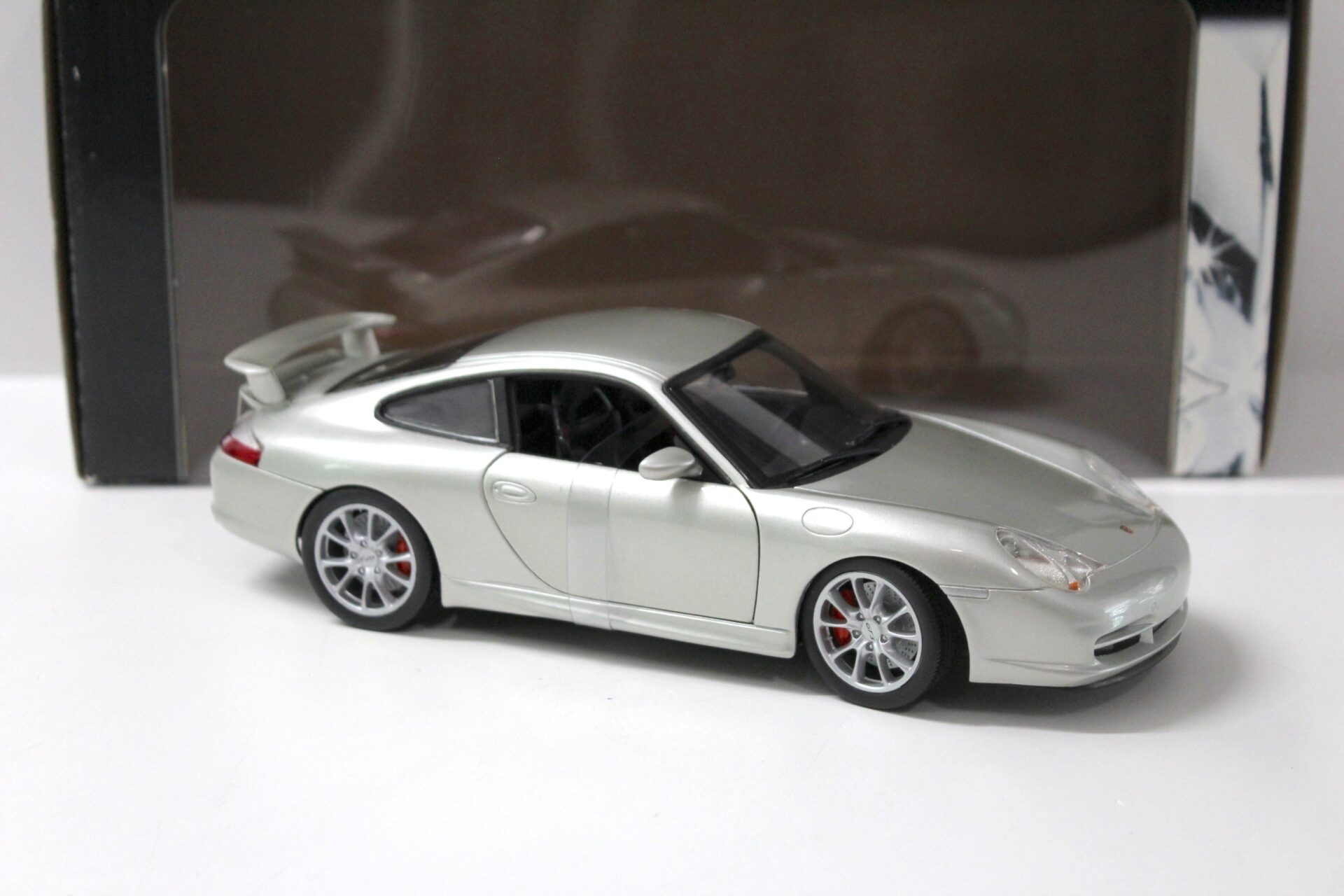 1:18 Hot Wheels Porsche 911 996 GT3 Street silver