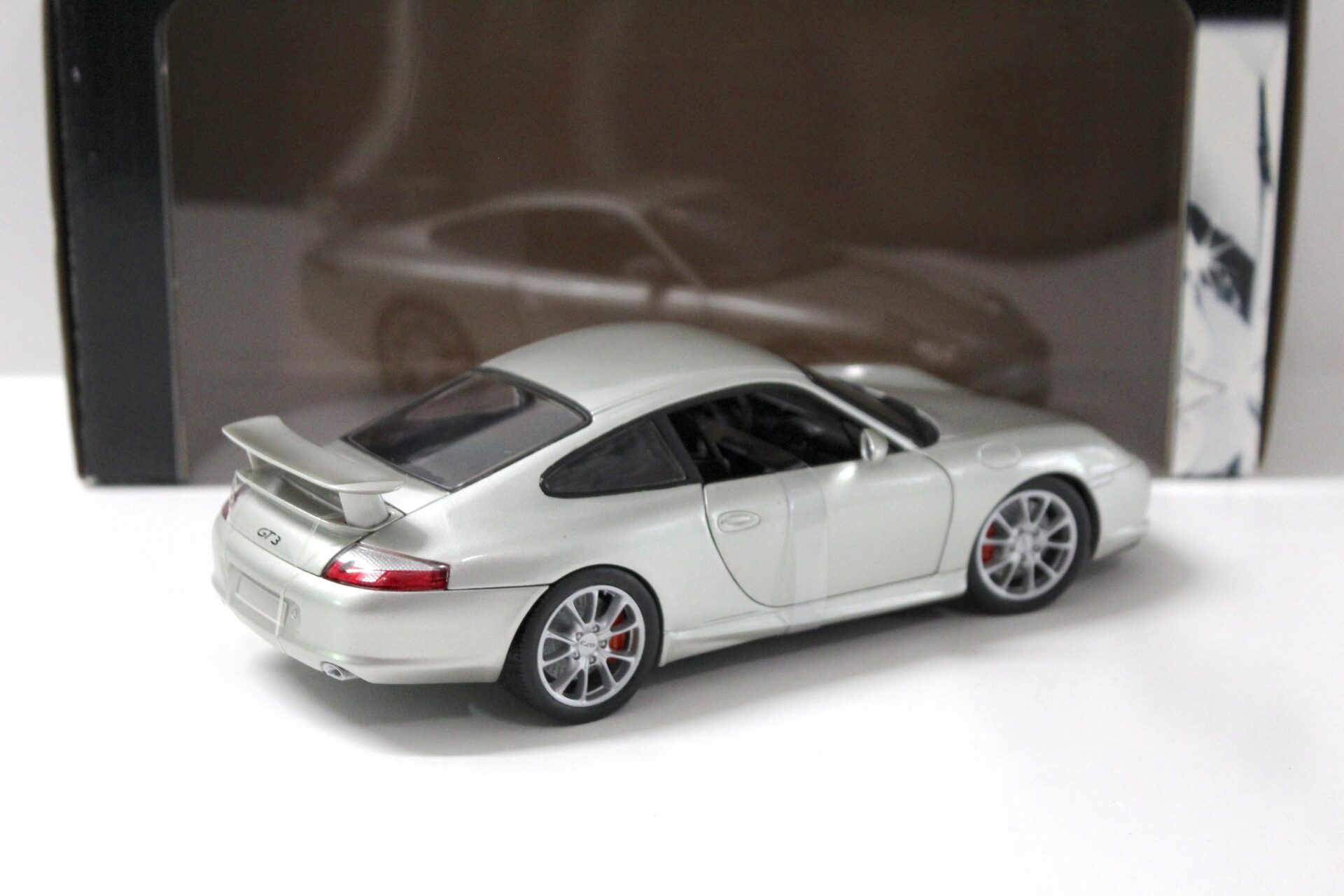 1:18 Hot Wheels Porsche 911 996 GT3 Street silver