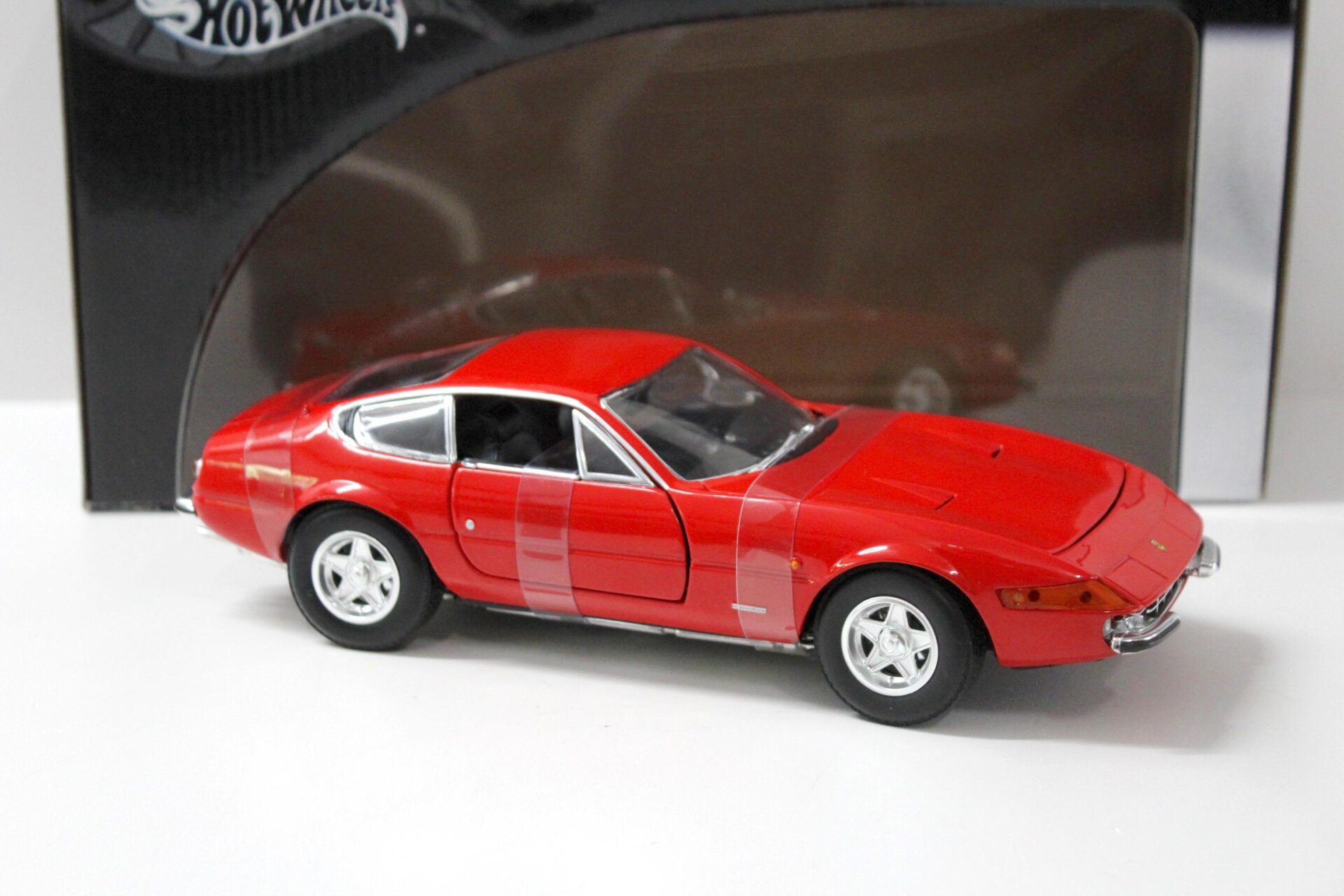 1:18 Hot Wheels Ferrari 365 GTB/4 Daytona Coupe red