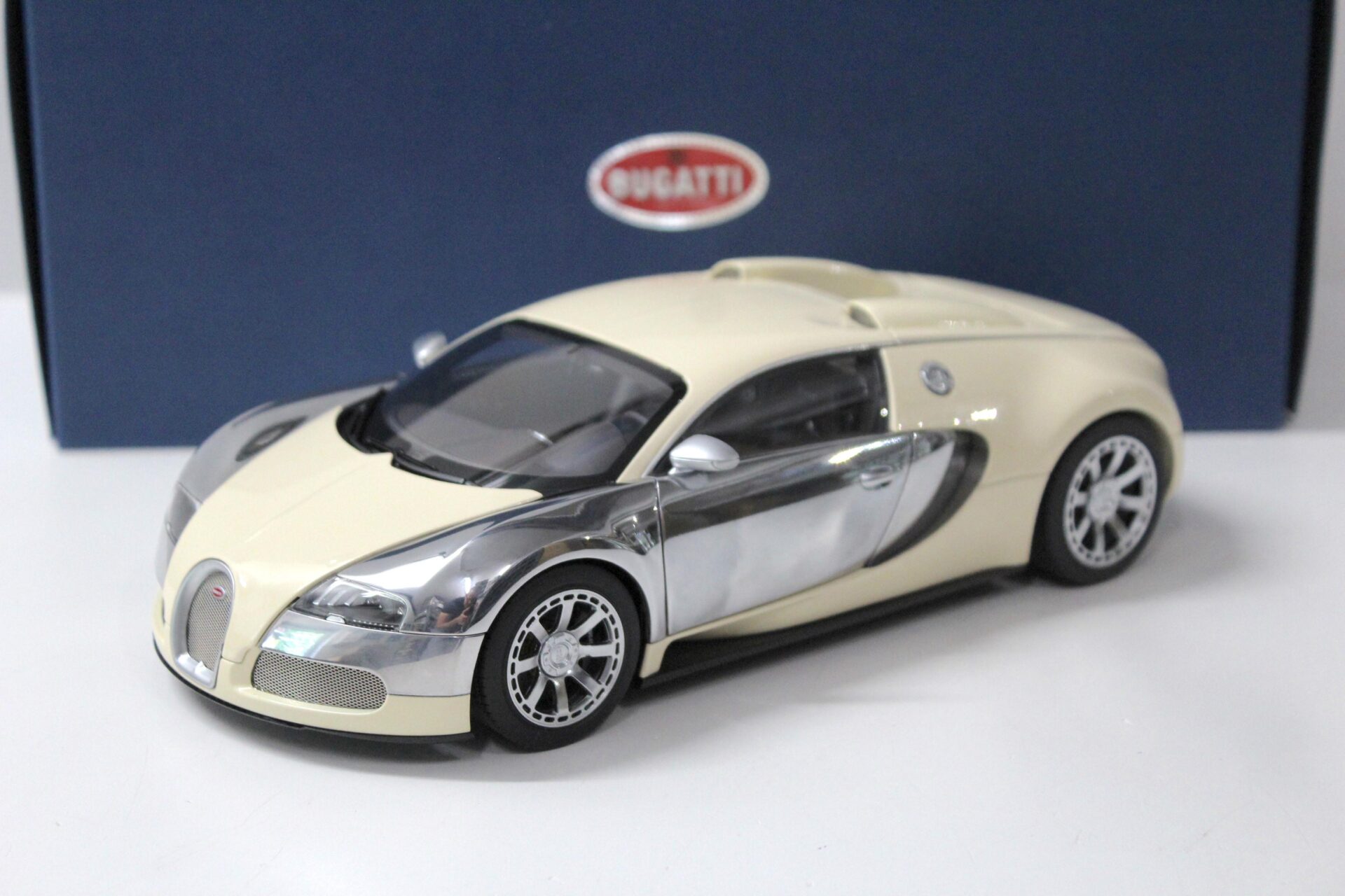 ID 34597 orig.jpg 1:18 AUTOart Bugatti Veyron L´Edition Centenaire white/ Hermann zu Leiningen