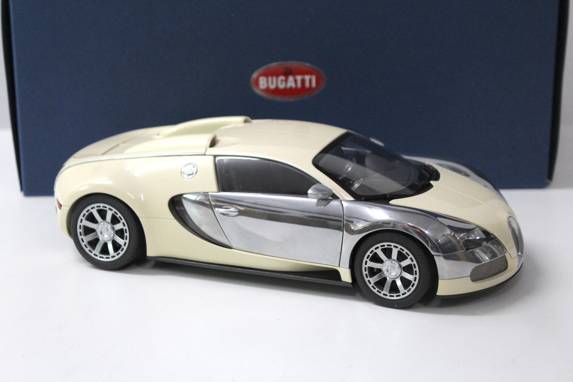 1:18 AUTOart Bugatti Veyron L´Edition Centenaire white/ Hermann zu Leiningen