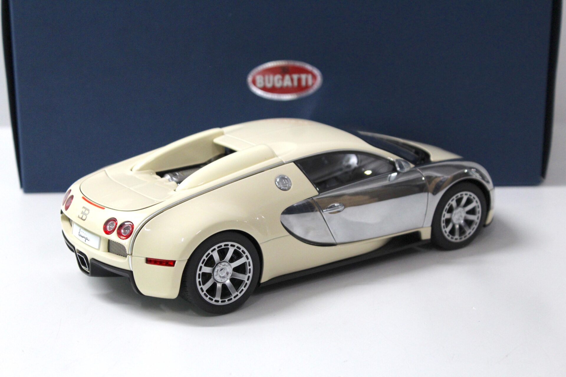 1:18 AUTOart Bugatti Veyron L´Edition Centenaire white/ Hermann zu Leiningen