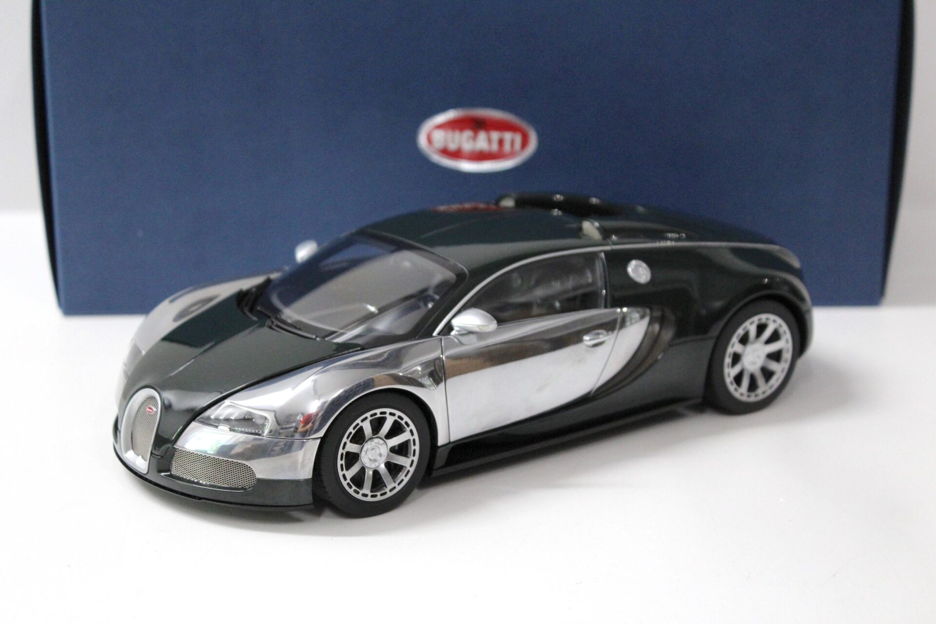1:18 AUTOart Bugatti Veyron LÂ´Edition Centenaire Racing green/ Malcom Campbell