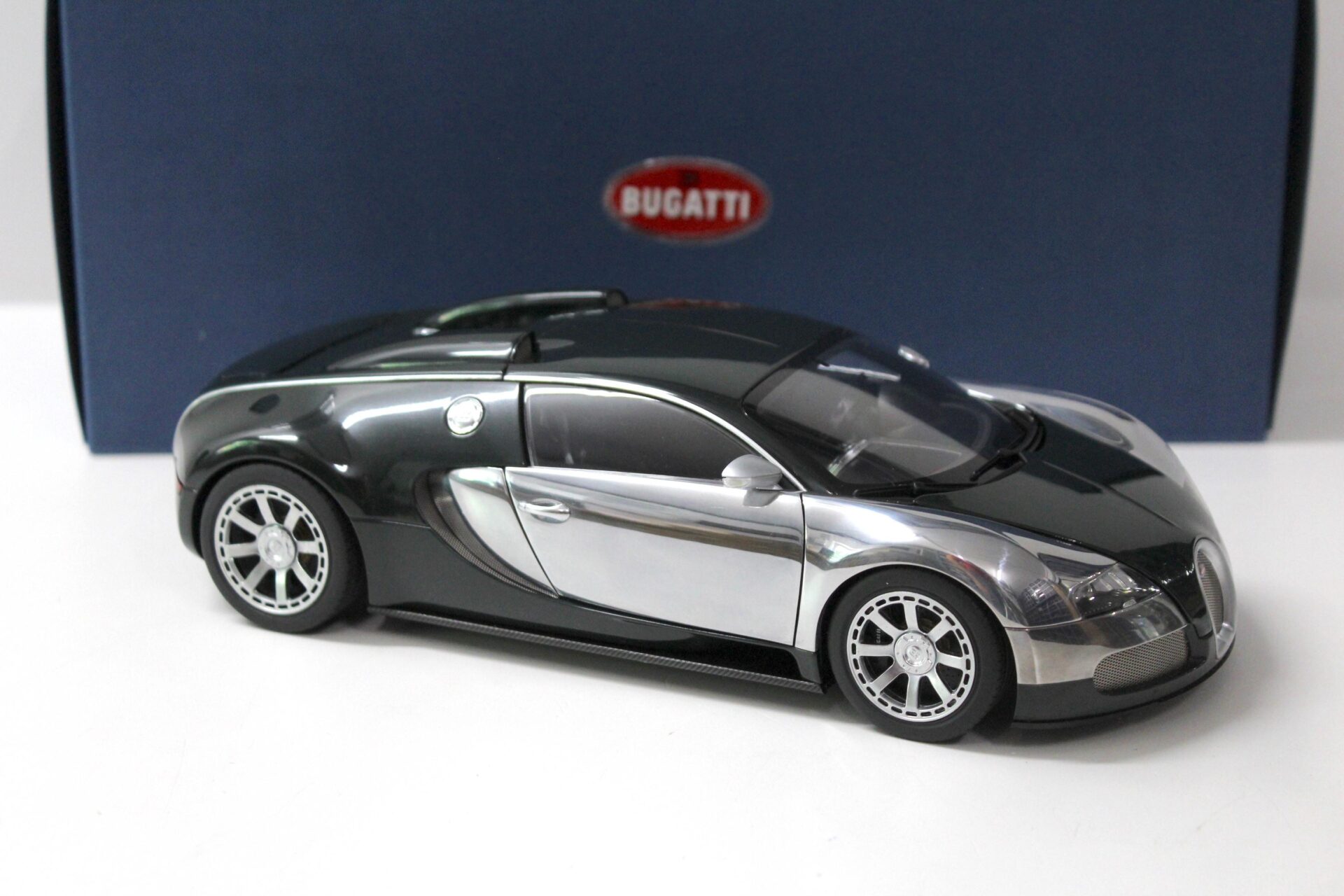 1:18 AUTOart Bugatti Veyron LÂ´Edition Centenaire Racing green/ Malcom Campbell