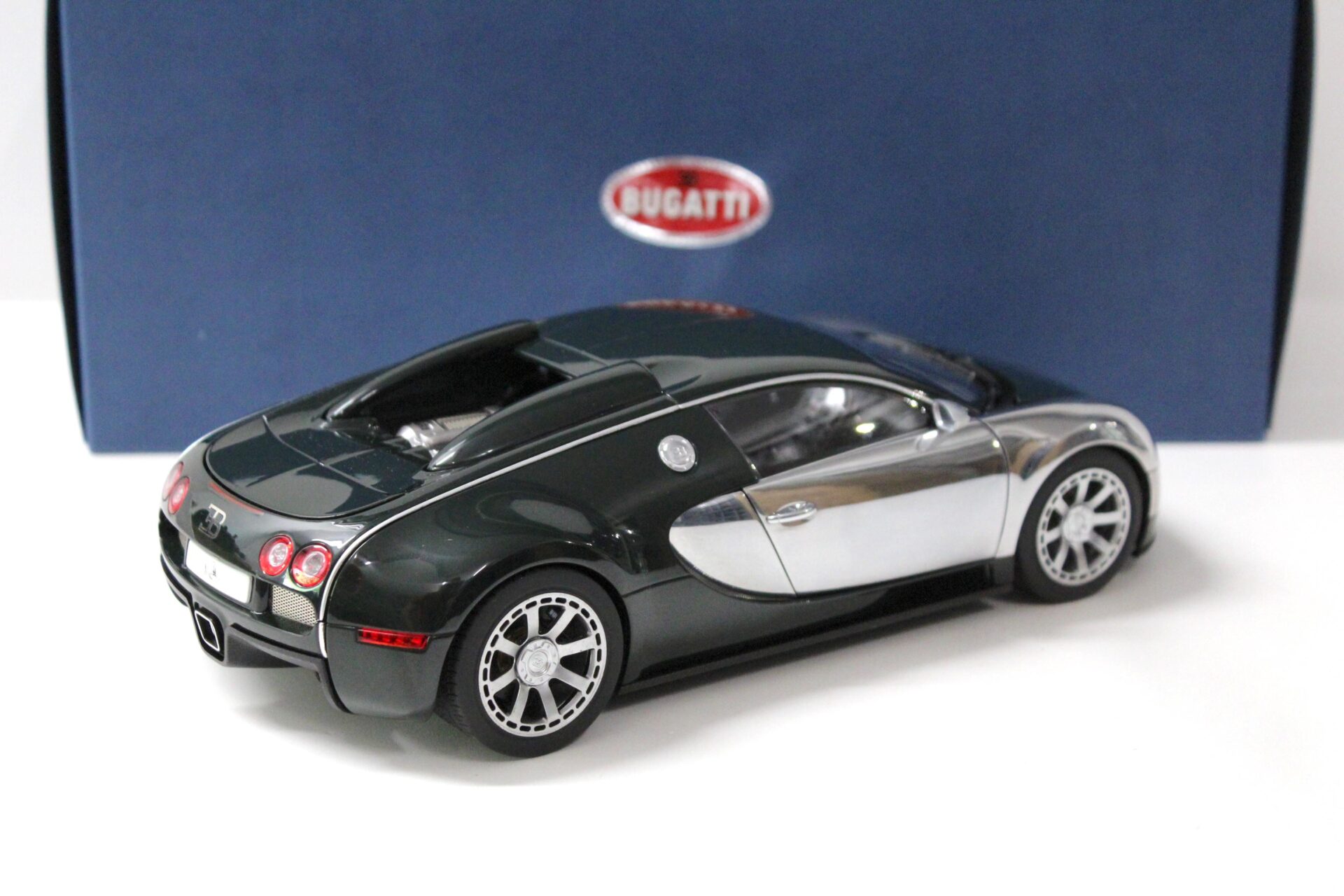 1:18 AUTOart Bugatti Veyron LÂ´Edition Centenaire Racing green/ Malcom Campbell
