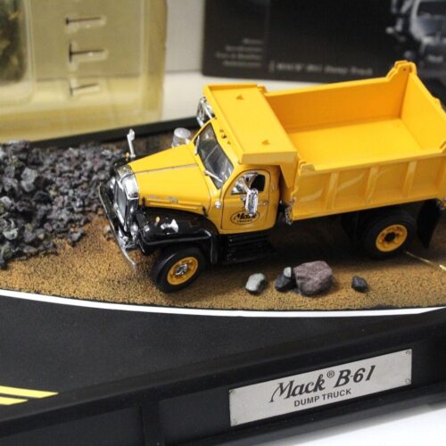 1:32 Franklin Mint Mack B-61 Dump Truck *DIORAMA*