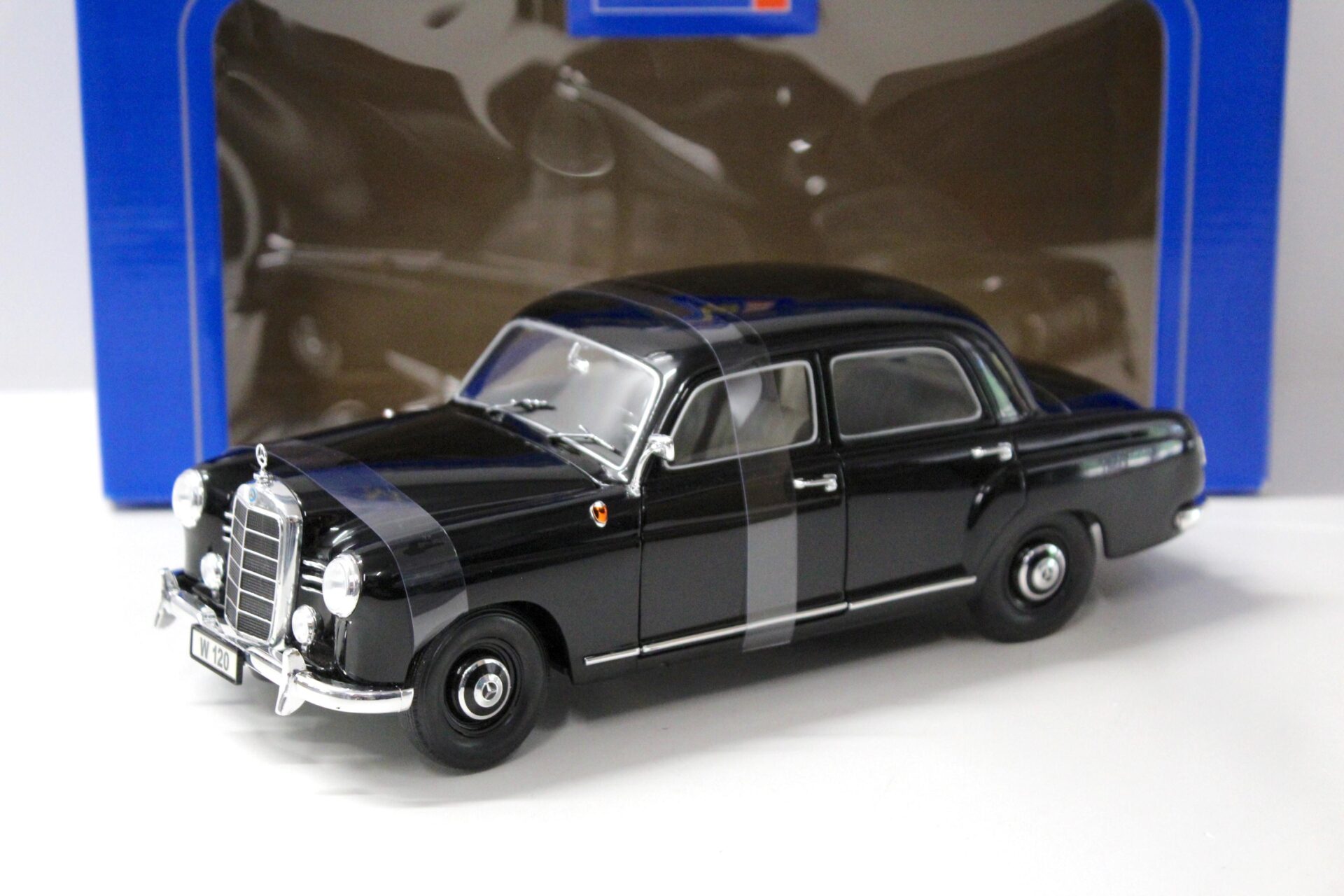 ID 43012 orig.jpg 1:18 Revell Mercedes 180 "Ponton" black