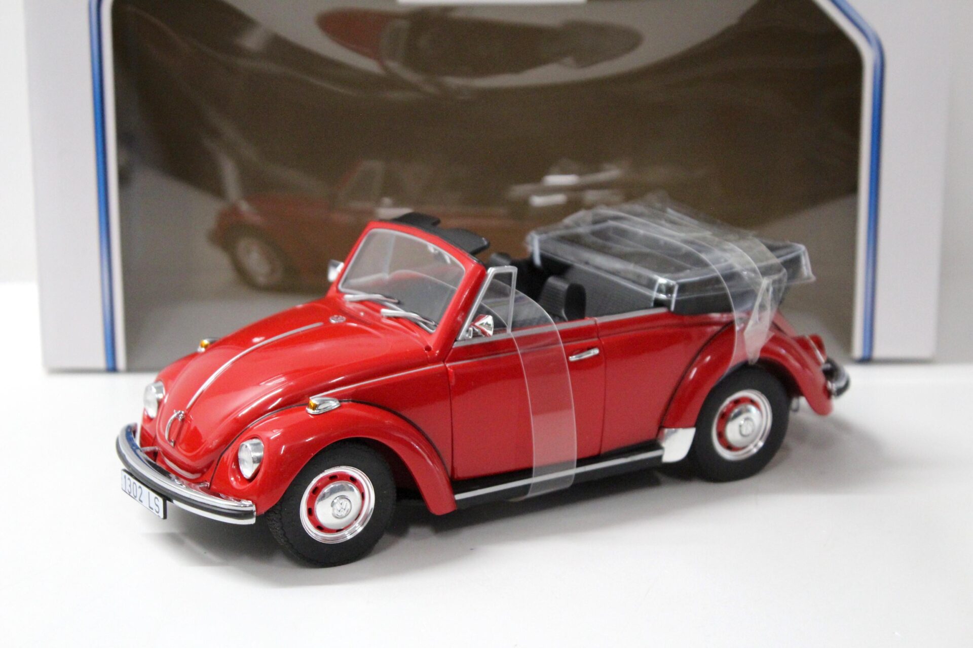 ID 43024 orig.jpg 1:18 Revell VW Käfer 1302 LS Cabriolet red