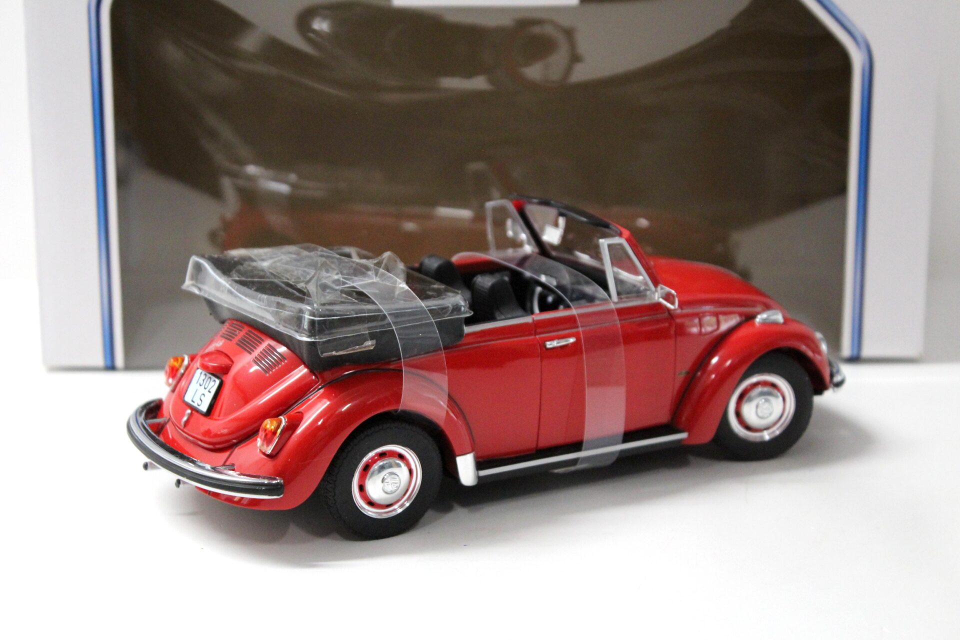 1:18 Revell VW Käfer 1302 LS Cabriolet red