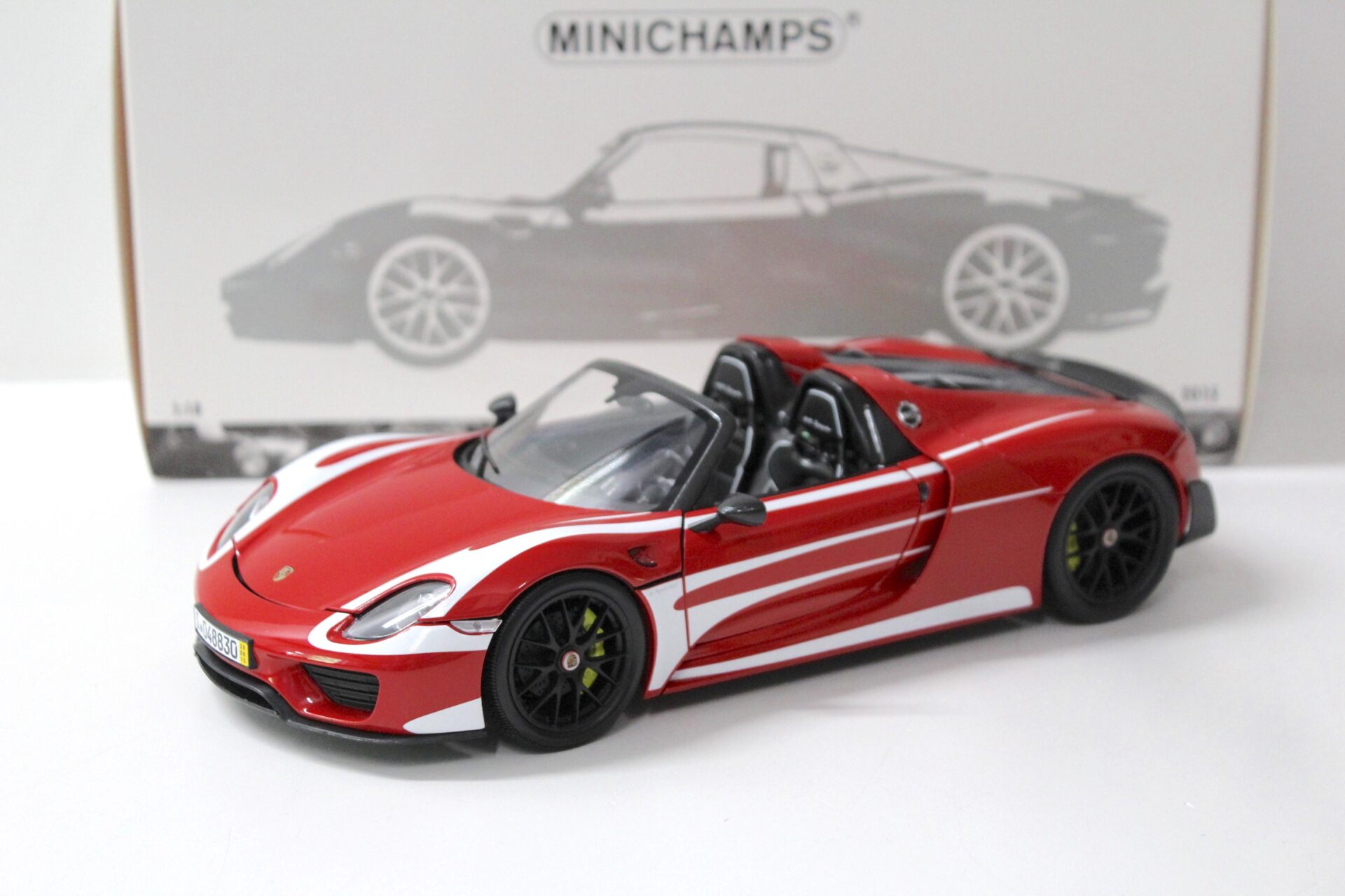 ID 43028 orig.jpg 1:18 Minichamps Porsche 918 Spyder 2015 Weissach Package red/ white stripes