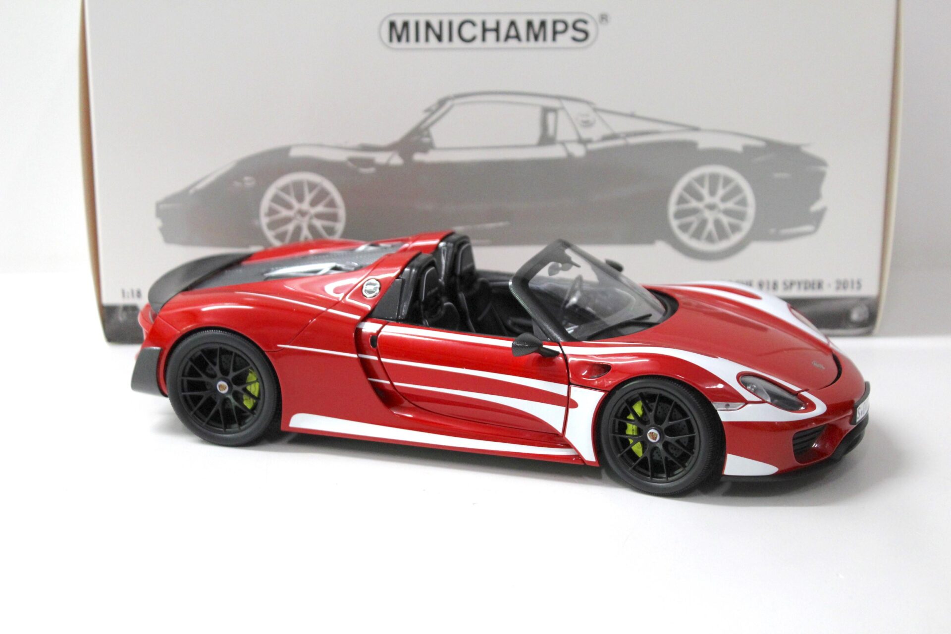 1:18 Minichamps Porsche 918 Spyder 2015 Weissach Package red/ white stripes