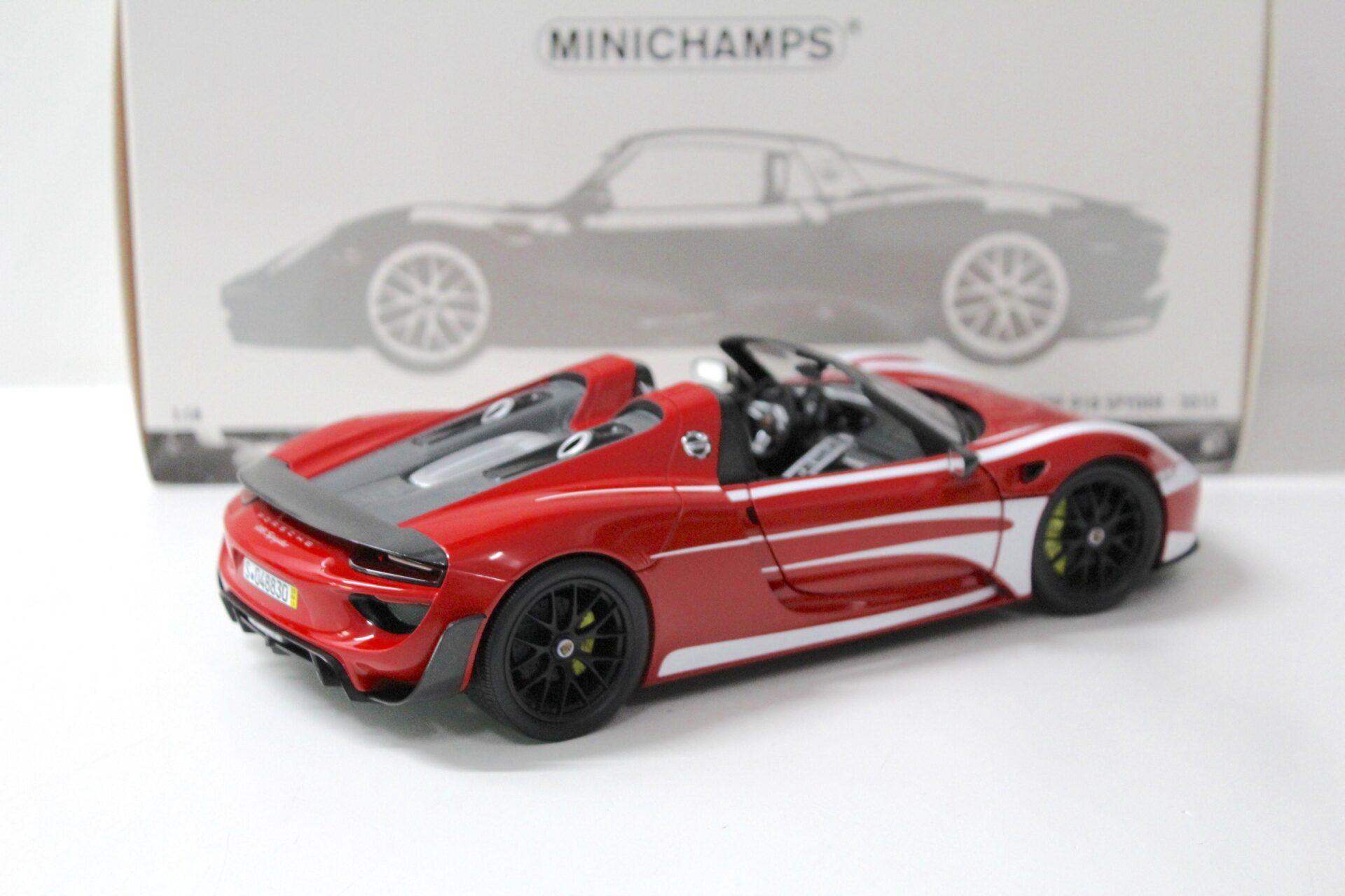 1:18 Minichamps Porsche 918 Spyder 2015 Weissach Package red/ white stripes