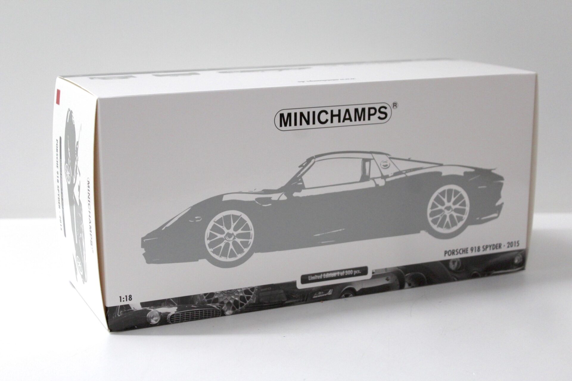 1:18 Minichamps Porsche 918 Spyder 2015 Weissach Package red/ white stripes