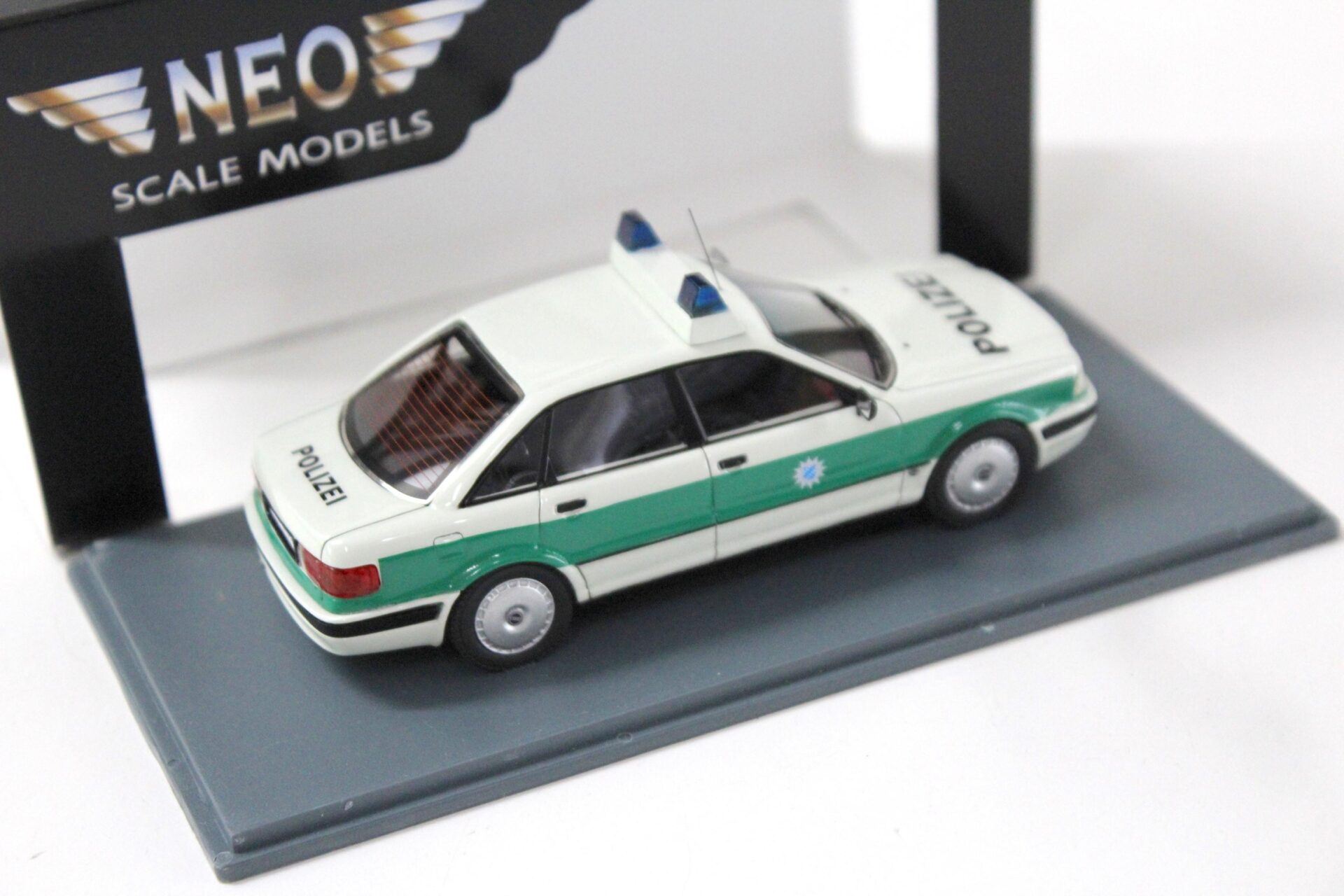 1:43 NEO Audi 80 (B4) Limousine POLIZEI white/green